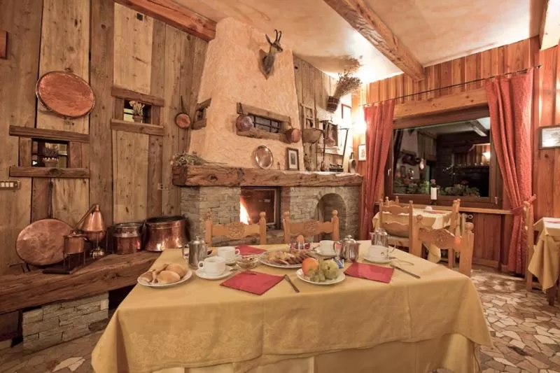 Restaurant/places to eat in Hotel Astoria