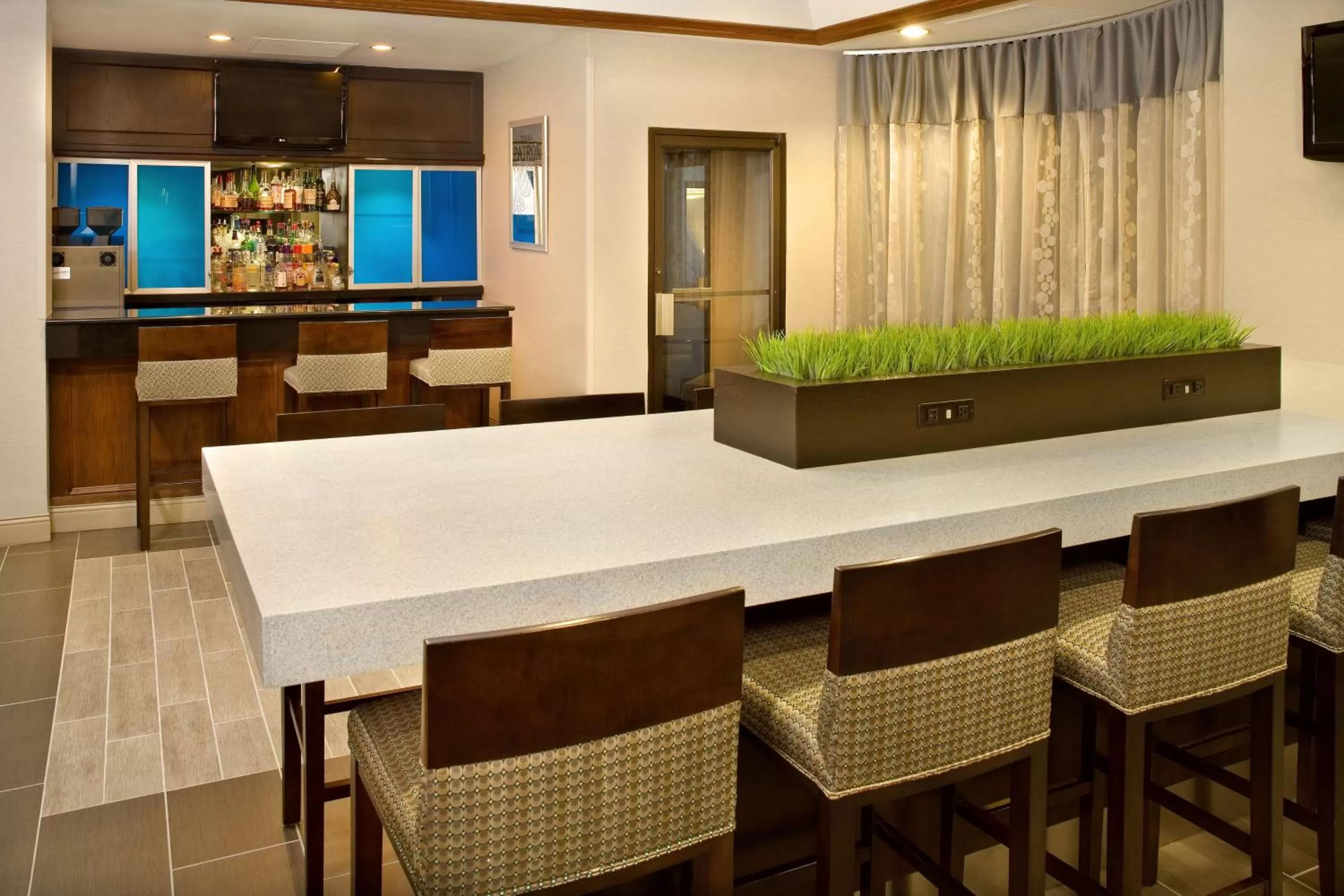 Lounge or bar in DoubleTree by Hilton Hotel Chicago Wood Dale - Elk Grove