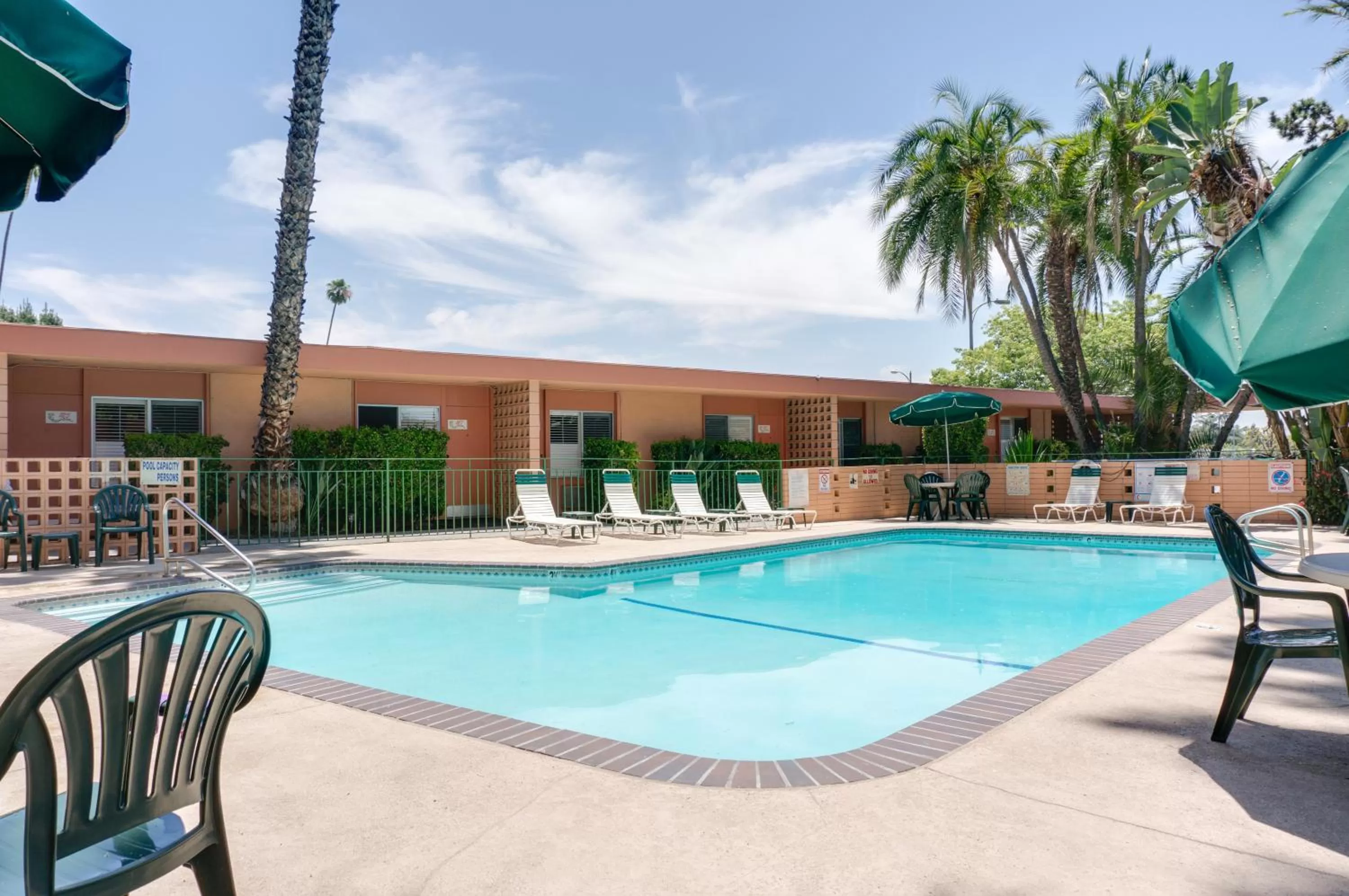 Facade/entrance, Swimming Pool in Saga Motor Hotel Pasadena