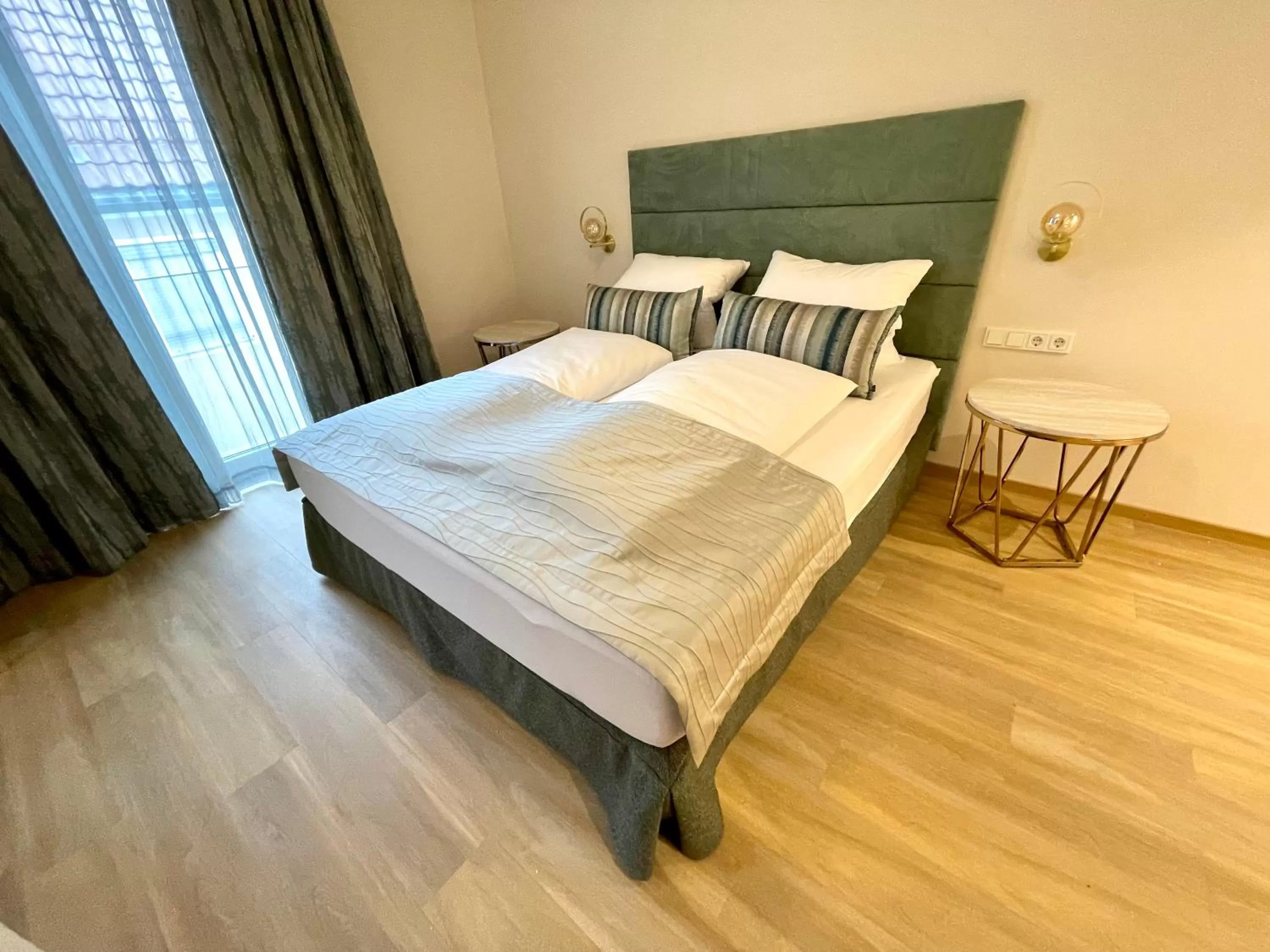 King Room with Roll-In Shower - single occupancy - Disability Access in Hotel Lutz