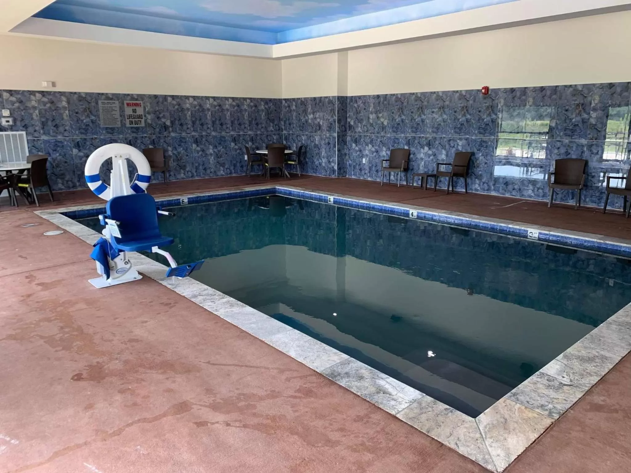 Swimming pool in Comfort Suites West Monroe near Ike Hamilton Expo Center