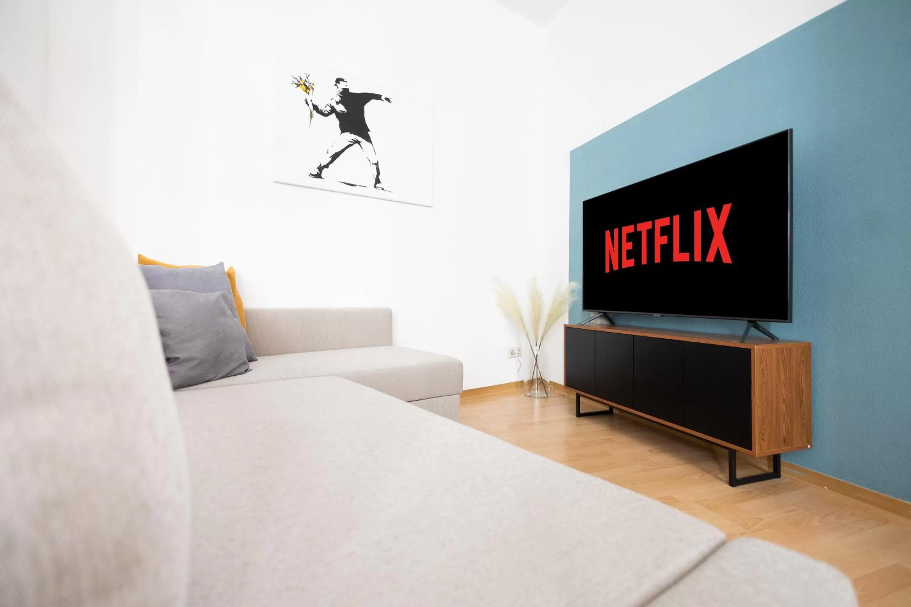 Communal lounge/ TV room, TV/Entertainment Center in Ko-Living Space an der Oper - Street Art Design Apartments