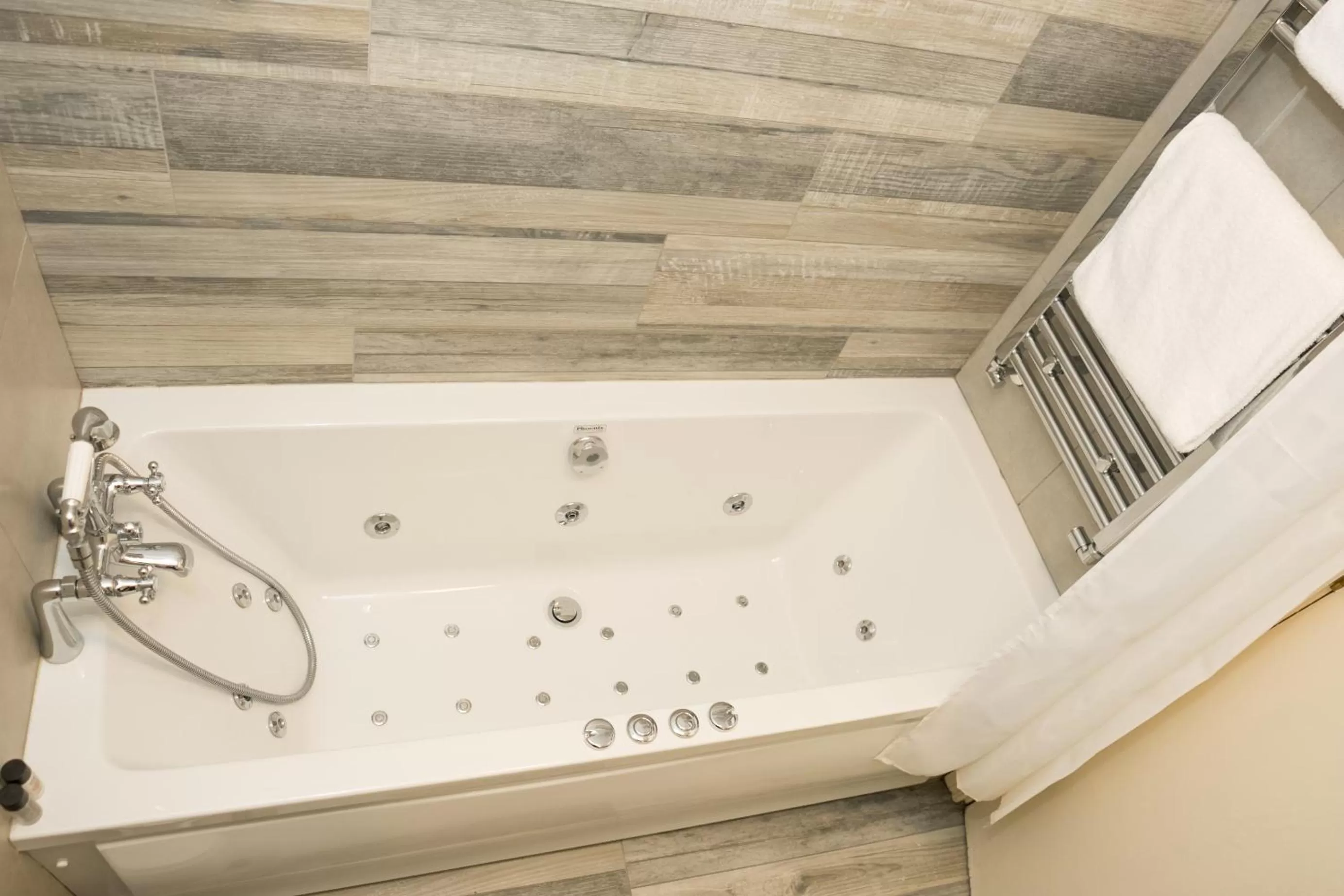 Bath in Walsh's Hotel and Apartments