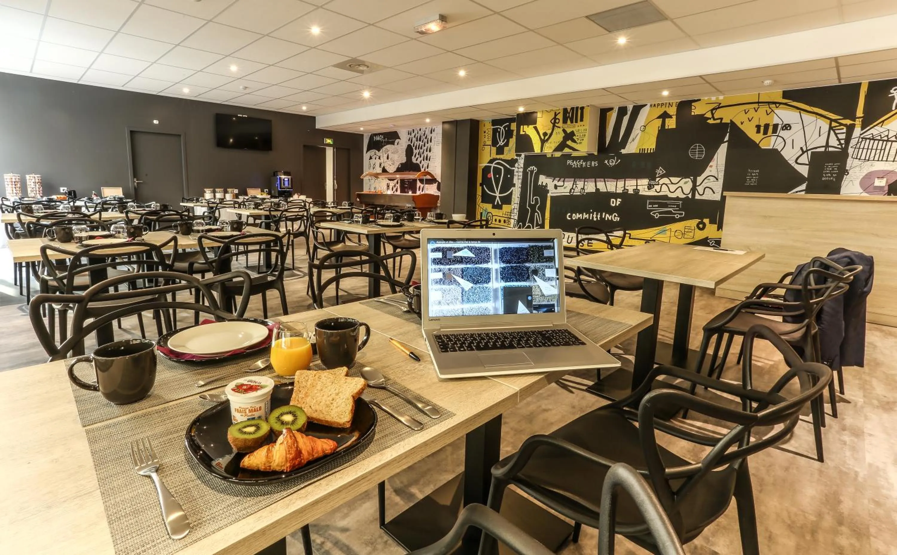 Restaurant/places to eat in Arena Hotel La Defense