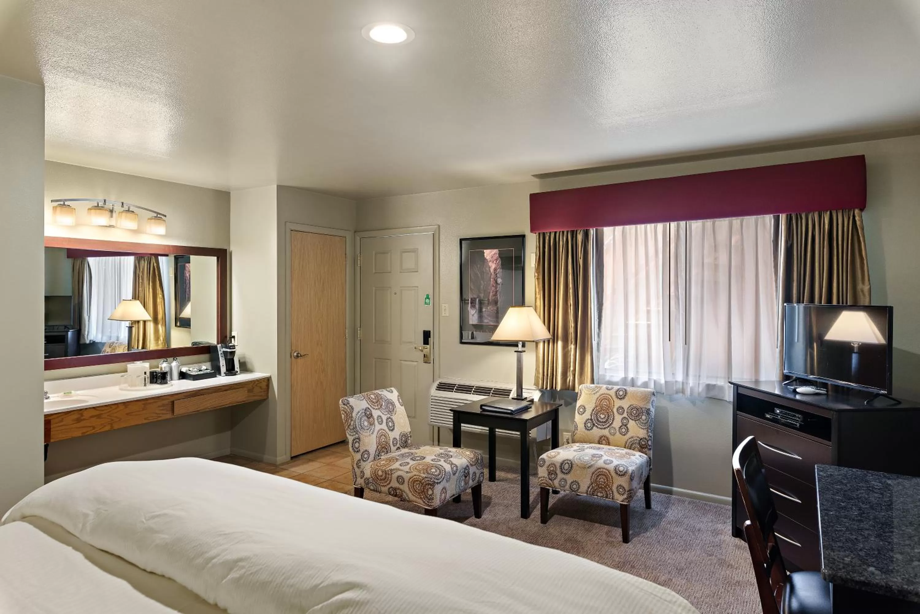 Photo of the whole room, Bed in Flanigan`s Resort and Spa