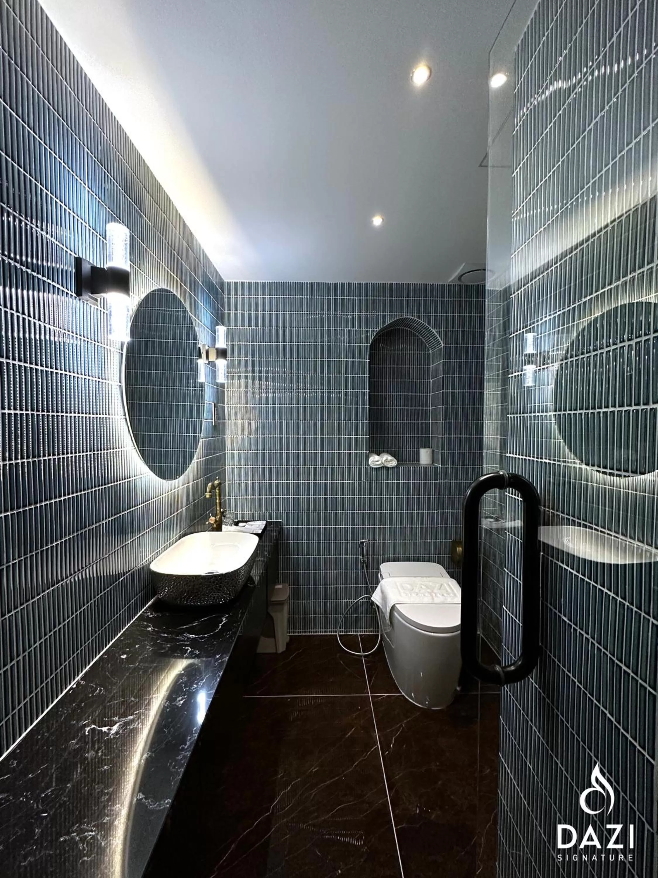 Toilet in Dazi Signature