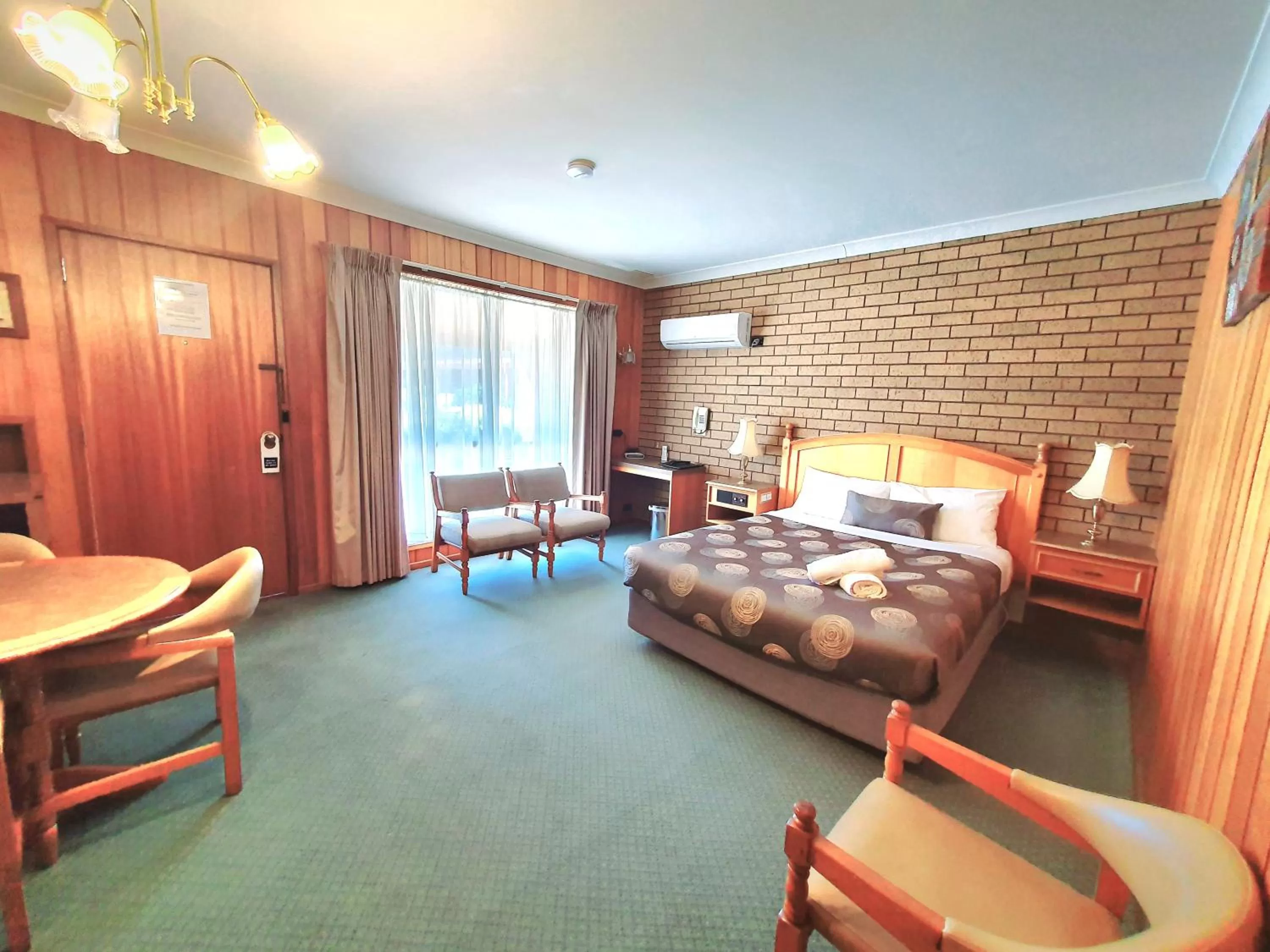 Photo of the whole room, Bed in Golden Grain Motor Inn