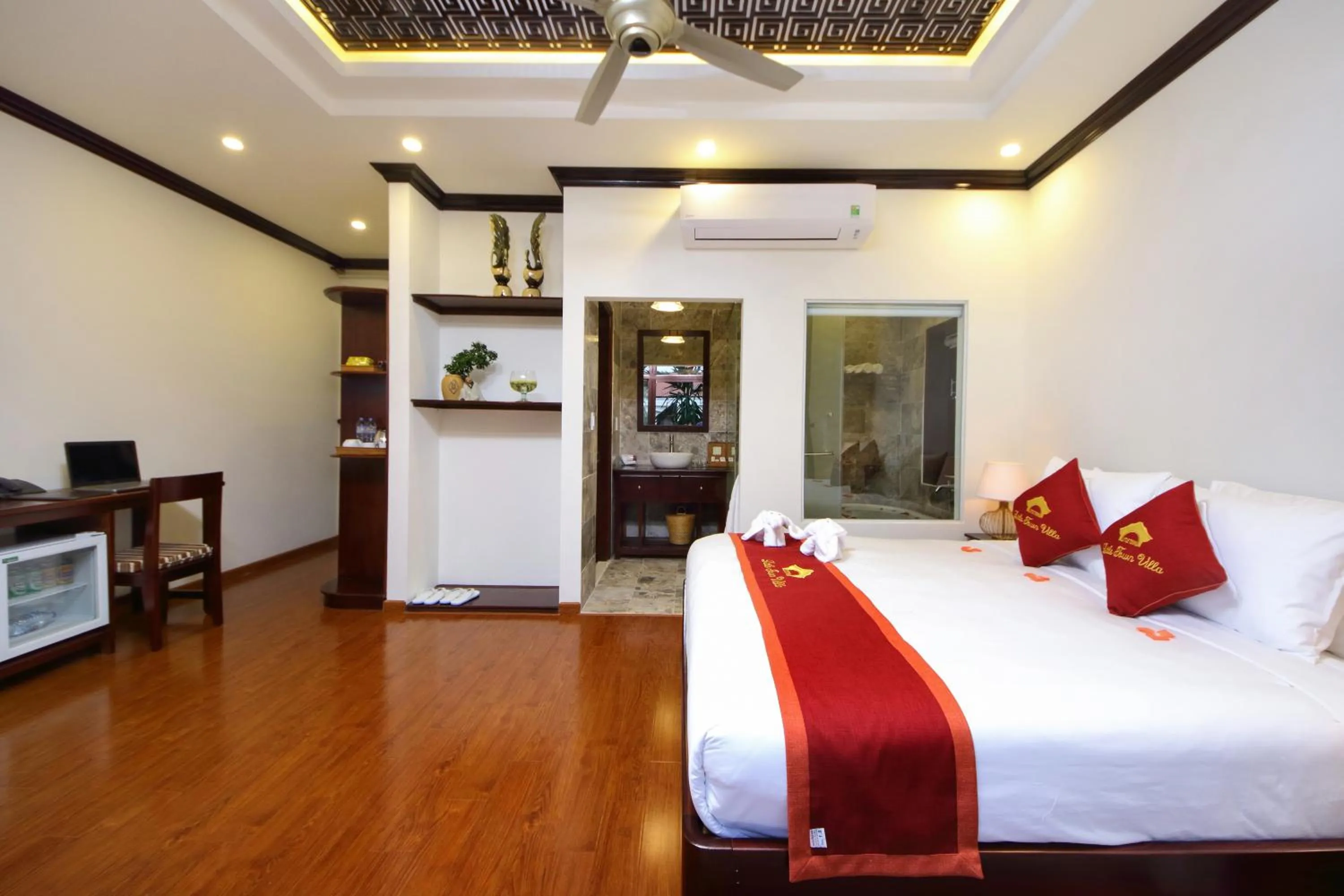 Shower, Bed in Little Town Villa