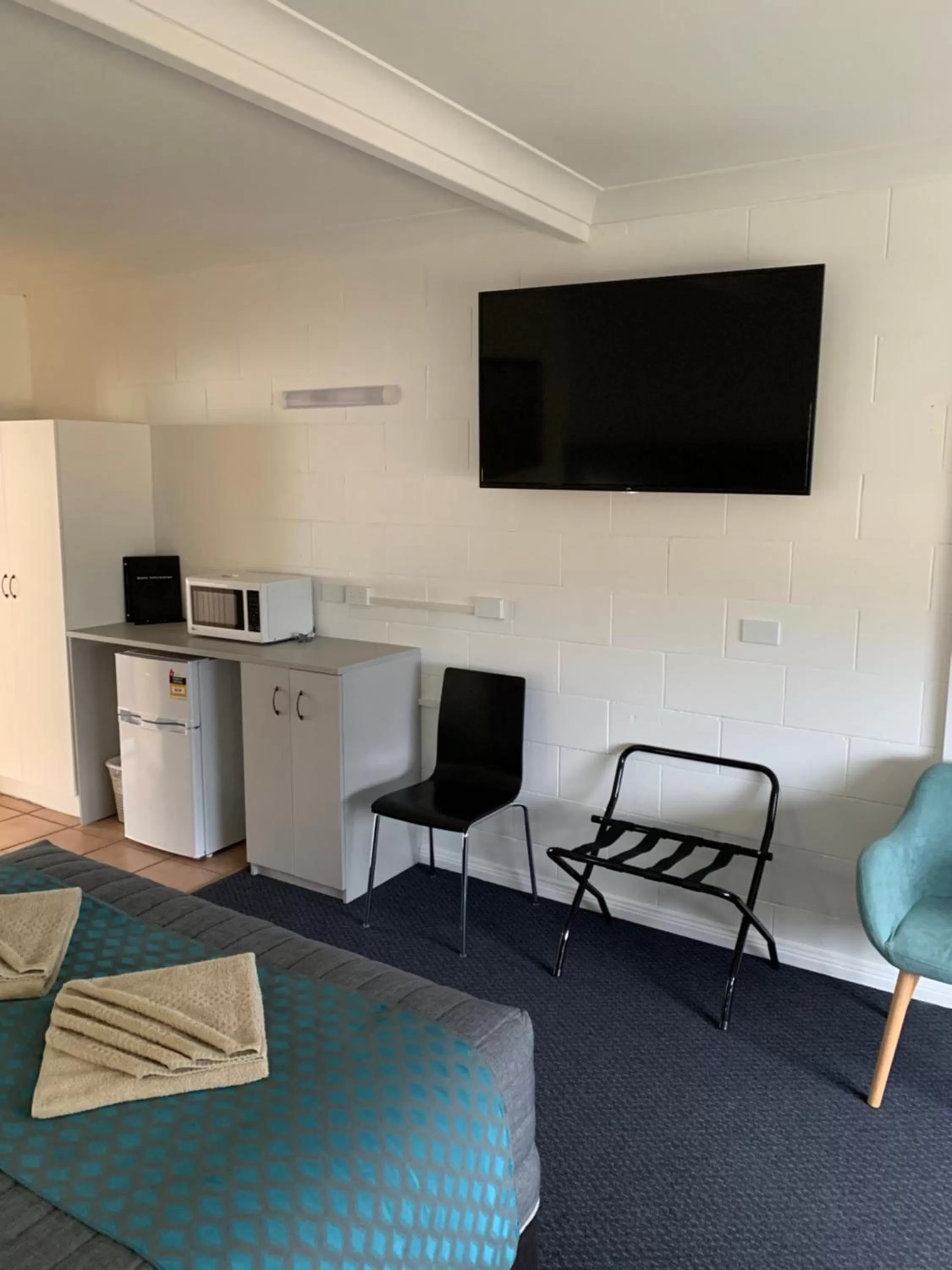 Kitchen or kitchenette in Glen Innes Motel