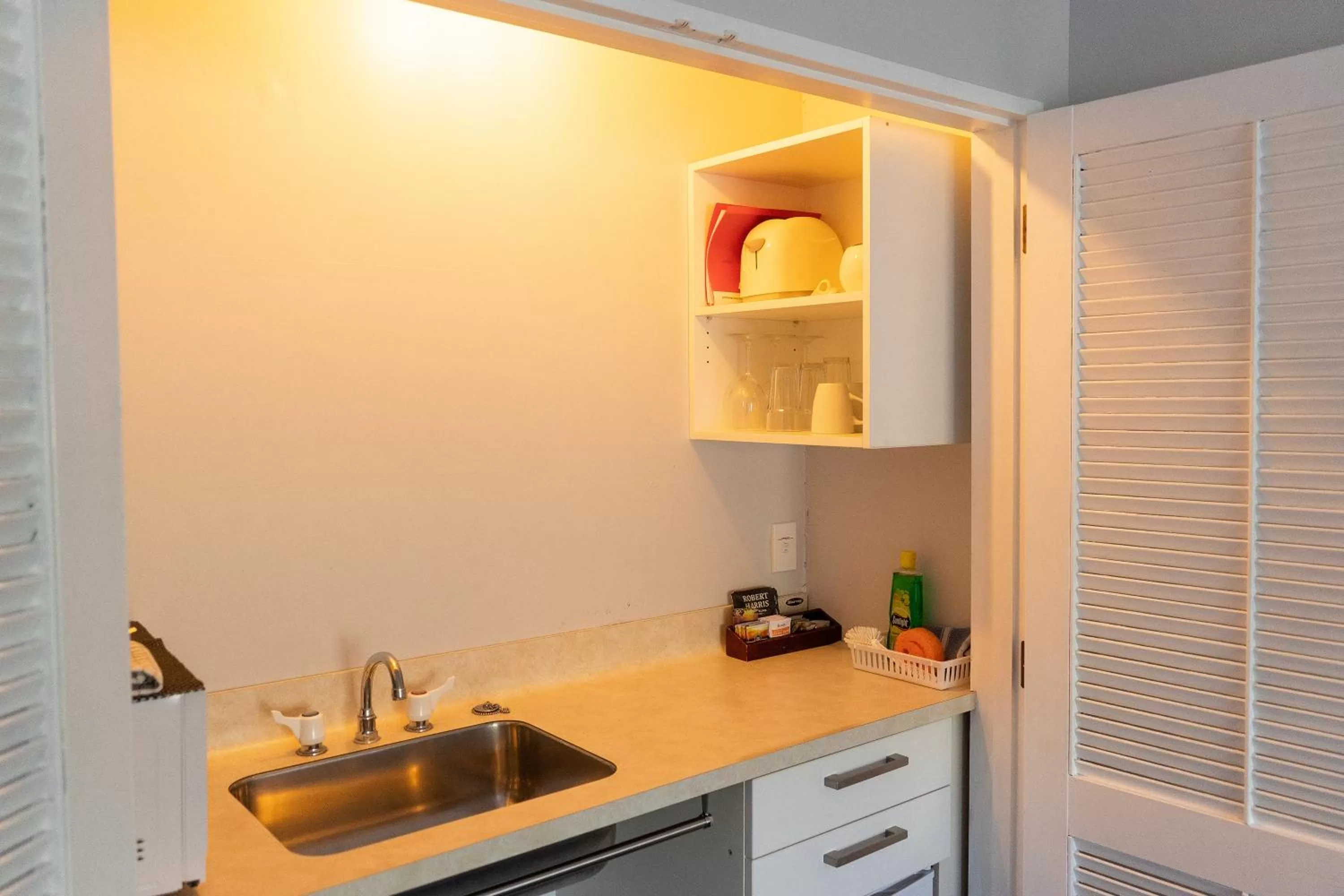 Kitchen or kitchenette in Burwood Motel