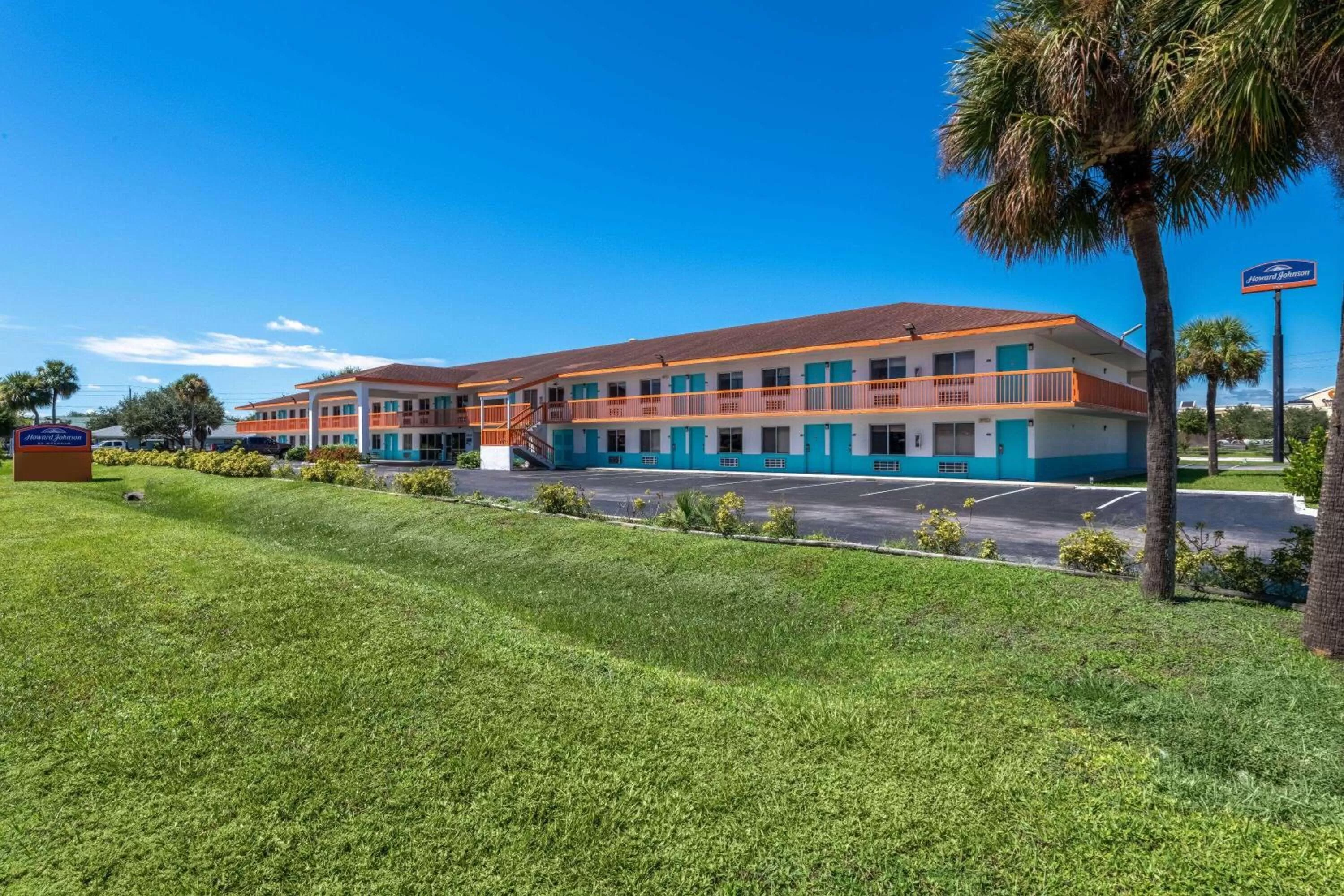 Property building in Howard Johnson by Wyndham Vero Beach/I-95