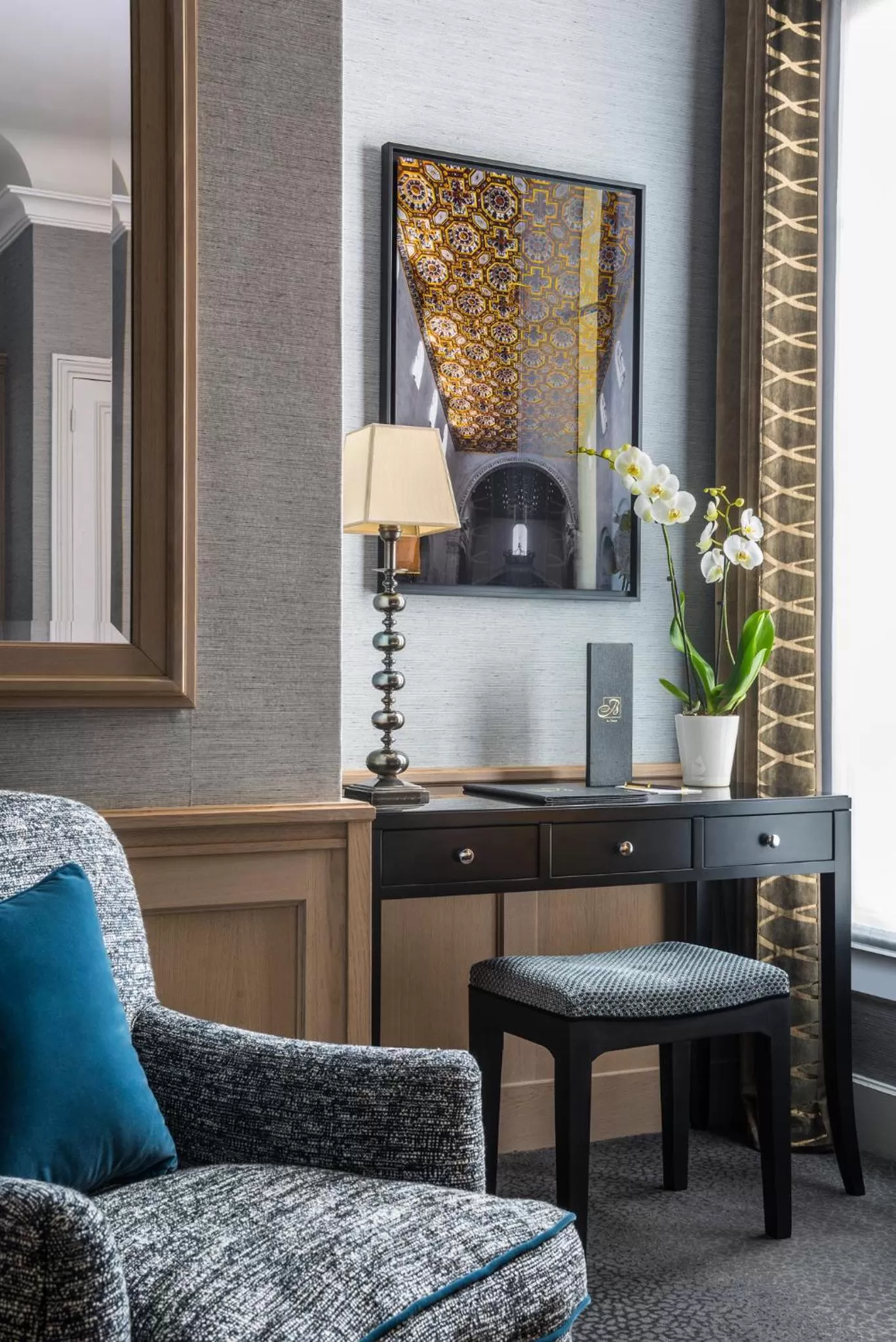 Seating area in Sofitel Paris Baltimore Tour Eiffel