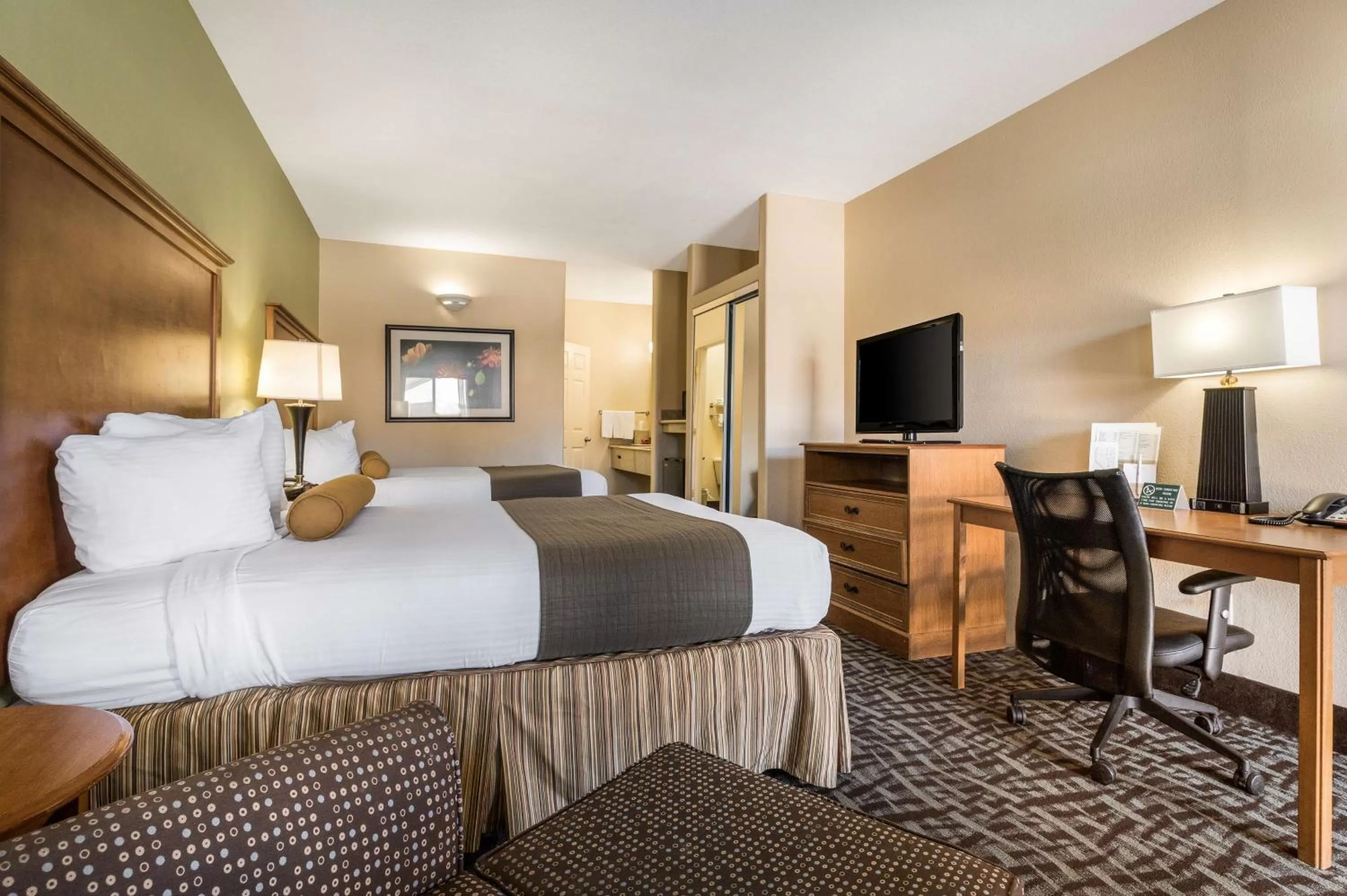 Photo of the whole room, Bed in SureStay Hotel by Best Western Alice