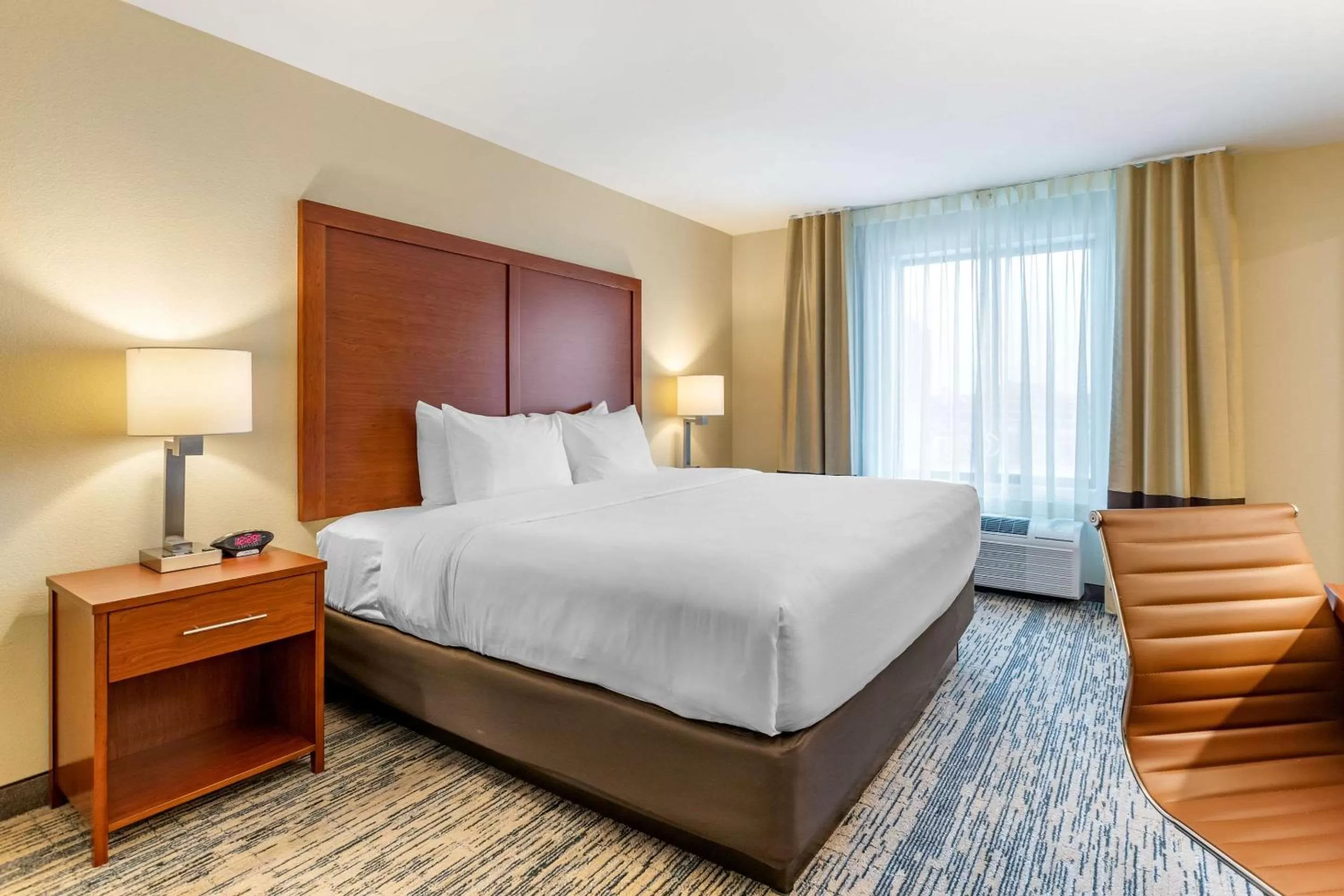 Photo of the whole room, Bed in Comfort Inn & Suites West Des Moines