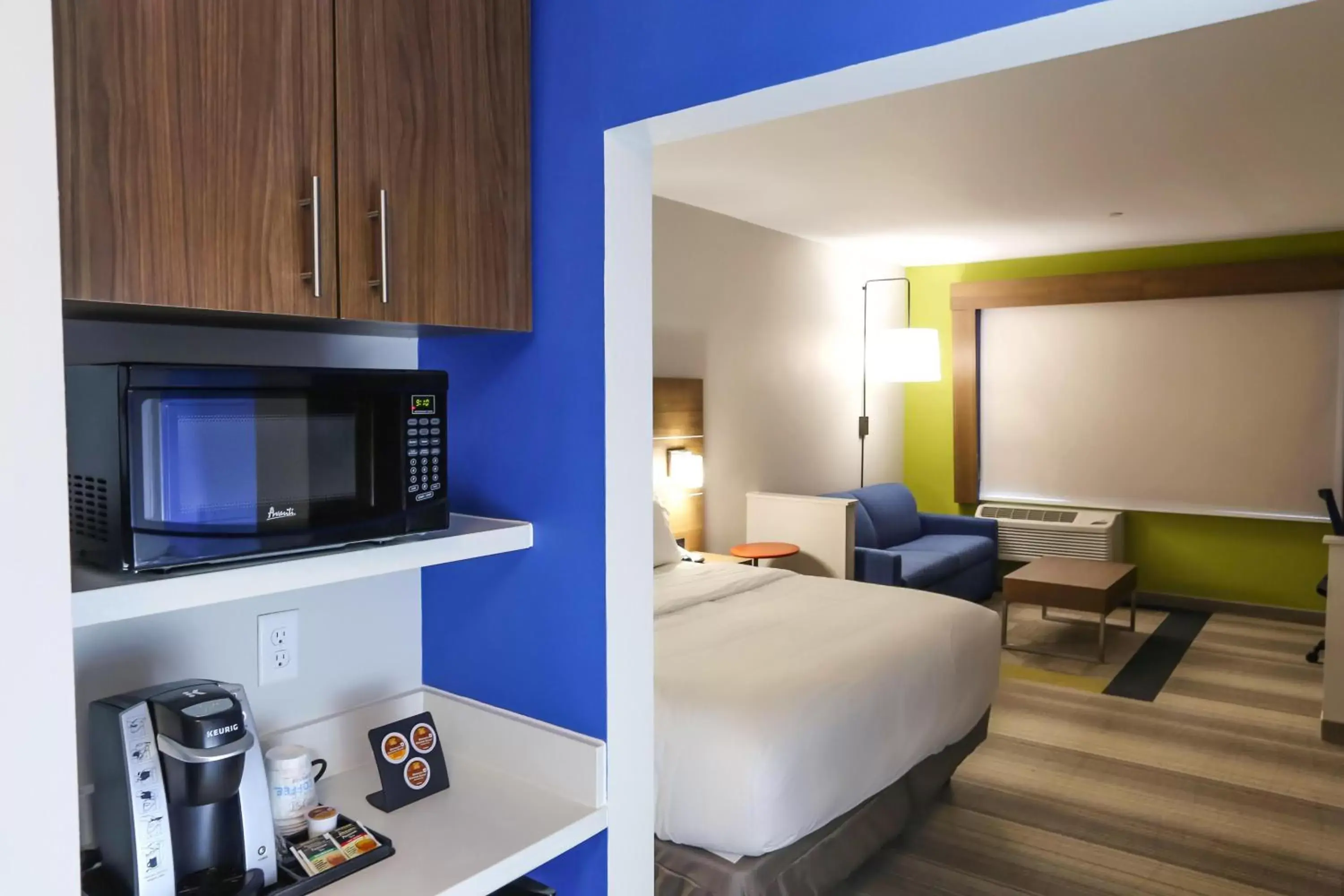 Suite - Hearing Accessible - Non-Smoking in Holiday Inn Express & Suites - Houston IAH - Beltway 8, an IHG Hotel Suite - Hearing Accessible - Non-Smoking in Holiday Inn Express & Suites - Houston IAH - Beltway 8, an IHG Hotel