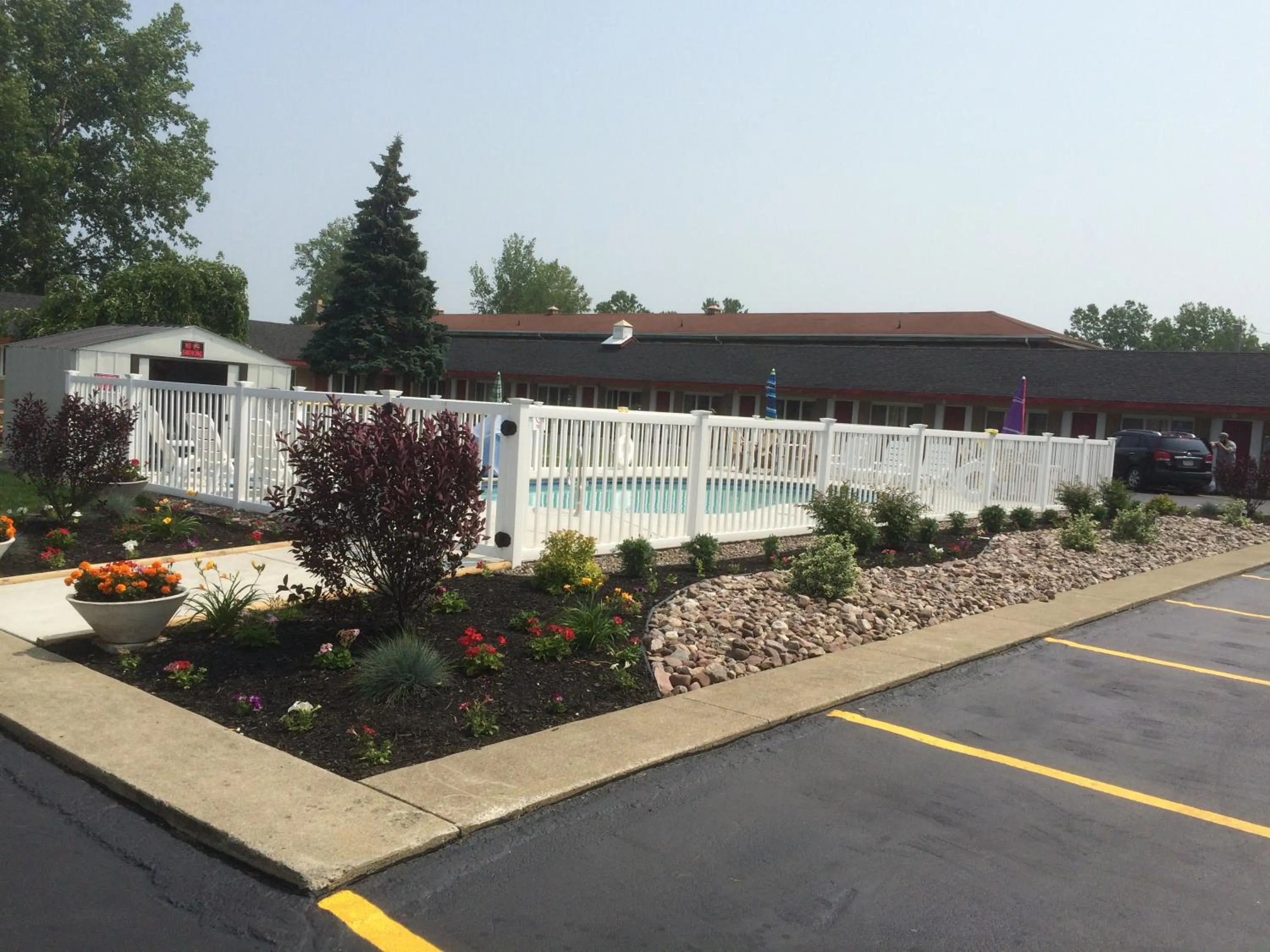 Swimming pool in Caravan Motel