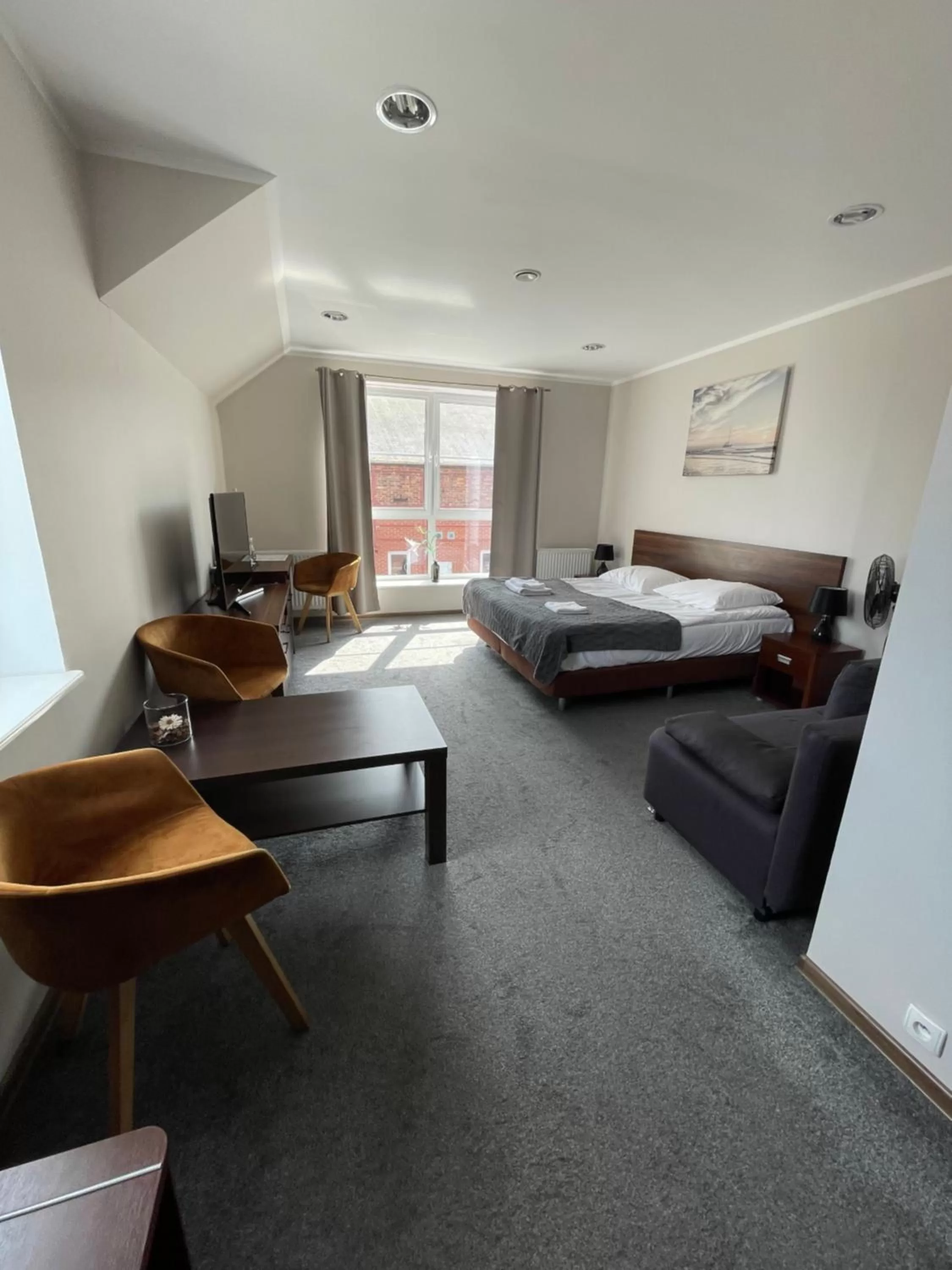 Photo of the whole room, Seating Area in W Porcie