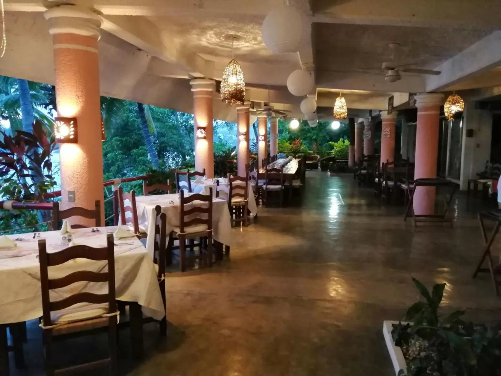 Restaurant/places to eat in Hotel Catalina Beach Resort