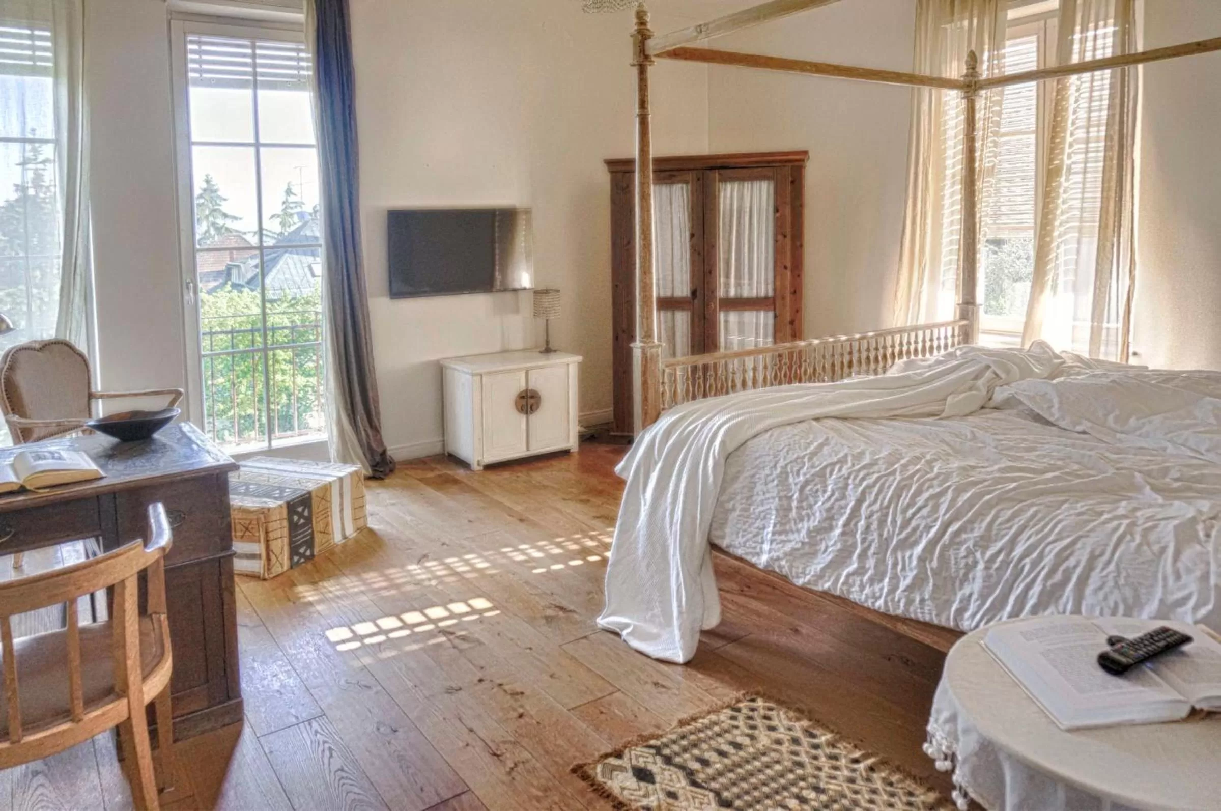 Bedroom, TV/Entertainment Center in Embassy Row BnB