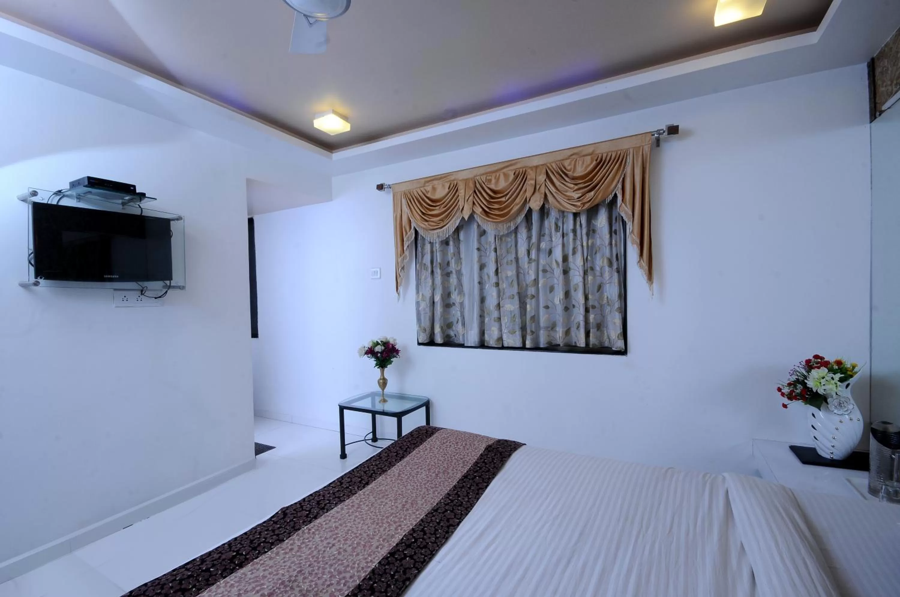 TV and multimedia in Hotel Vyankatesh & Pure Veg Restaurant