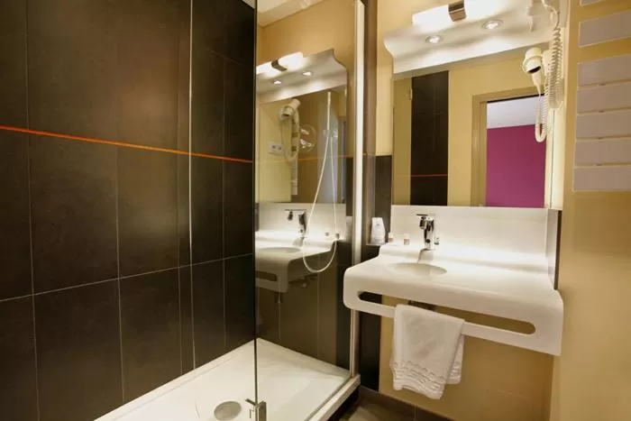 Bathroom in Logis Hôtel Novalis Quimperlé