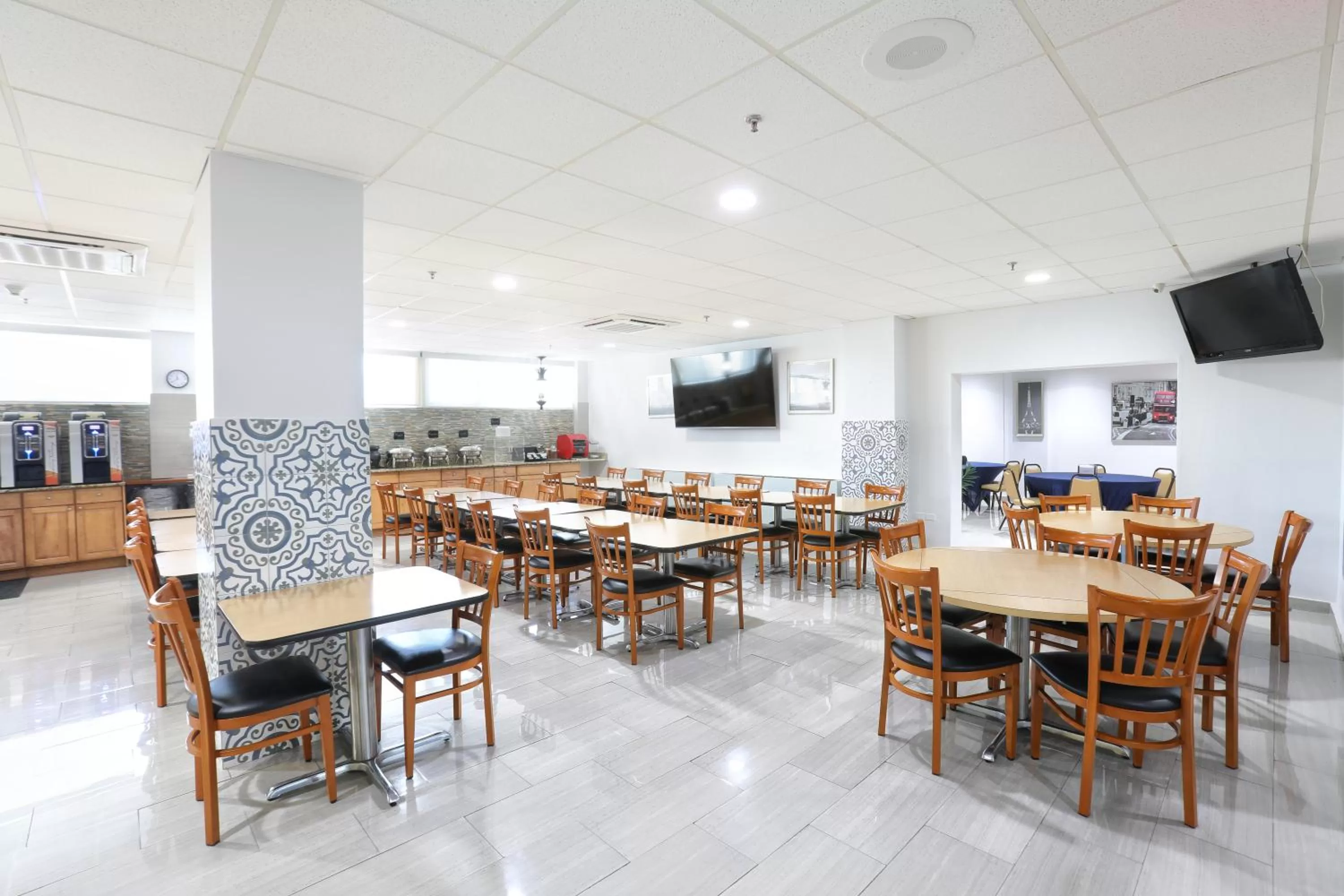 Restaurant/places to eat in San Juan Airport Hotel