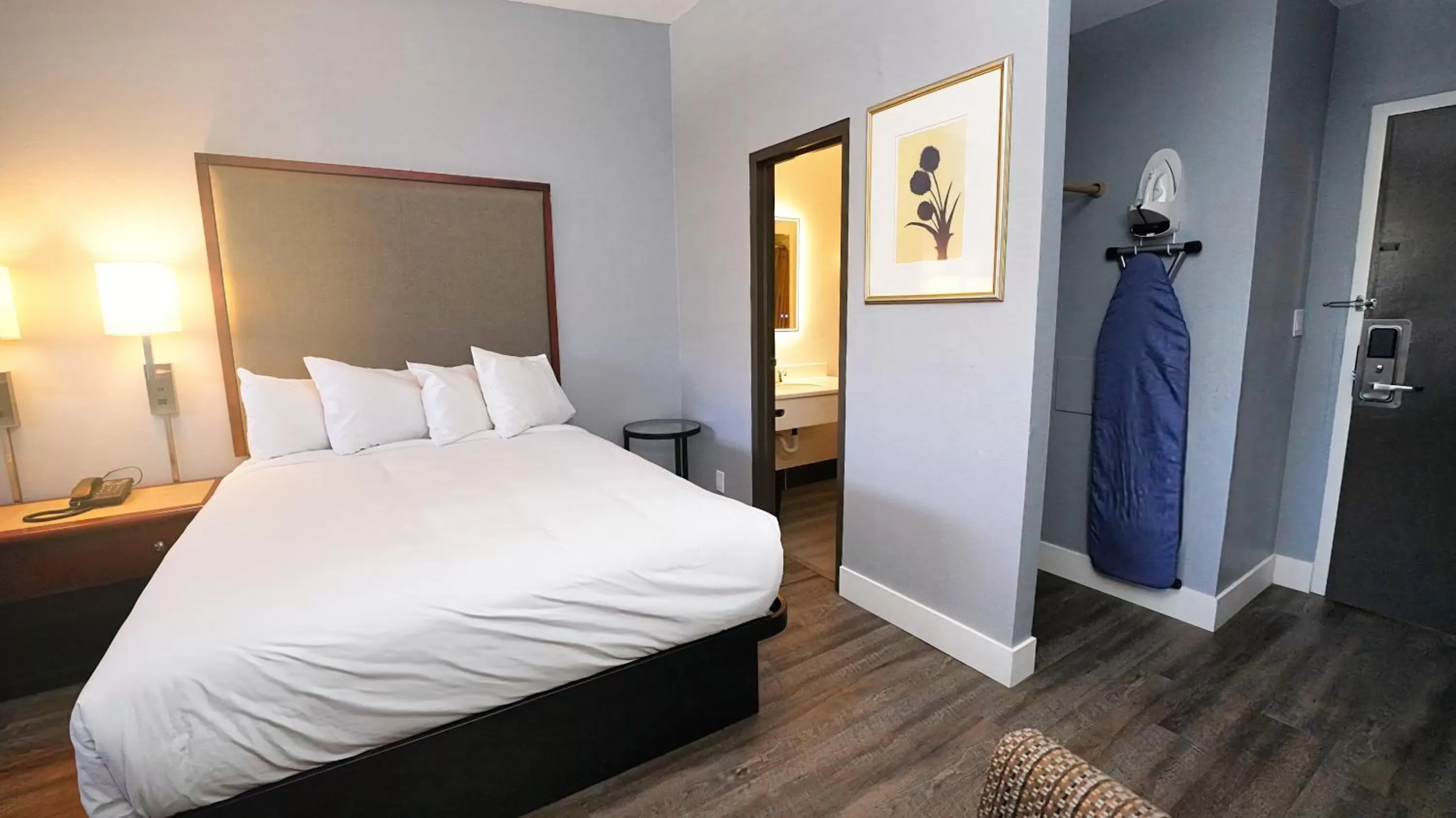 Photo of the whole room, Bed in SeaSide Inn & Suites