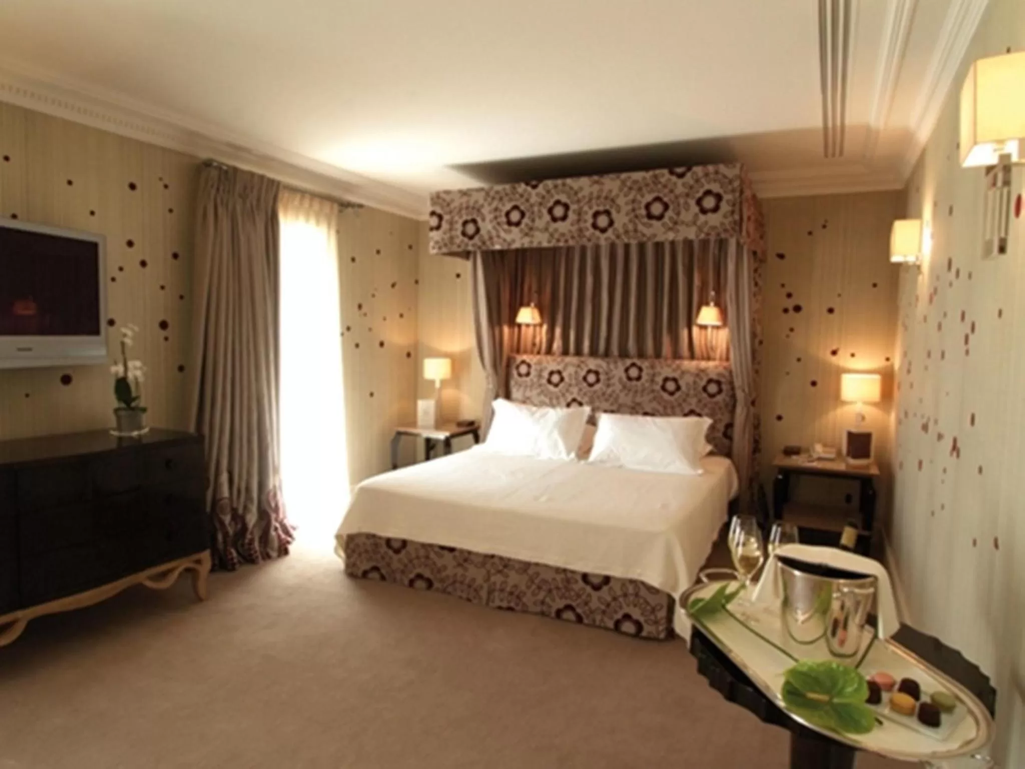 Bed in Hôtel de Pavie