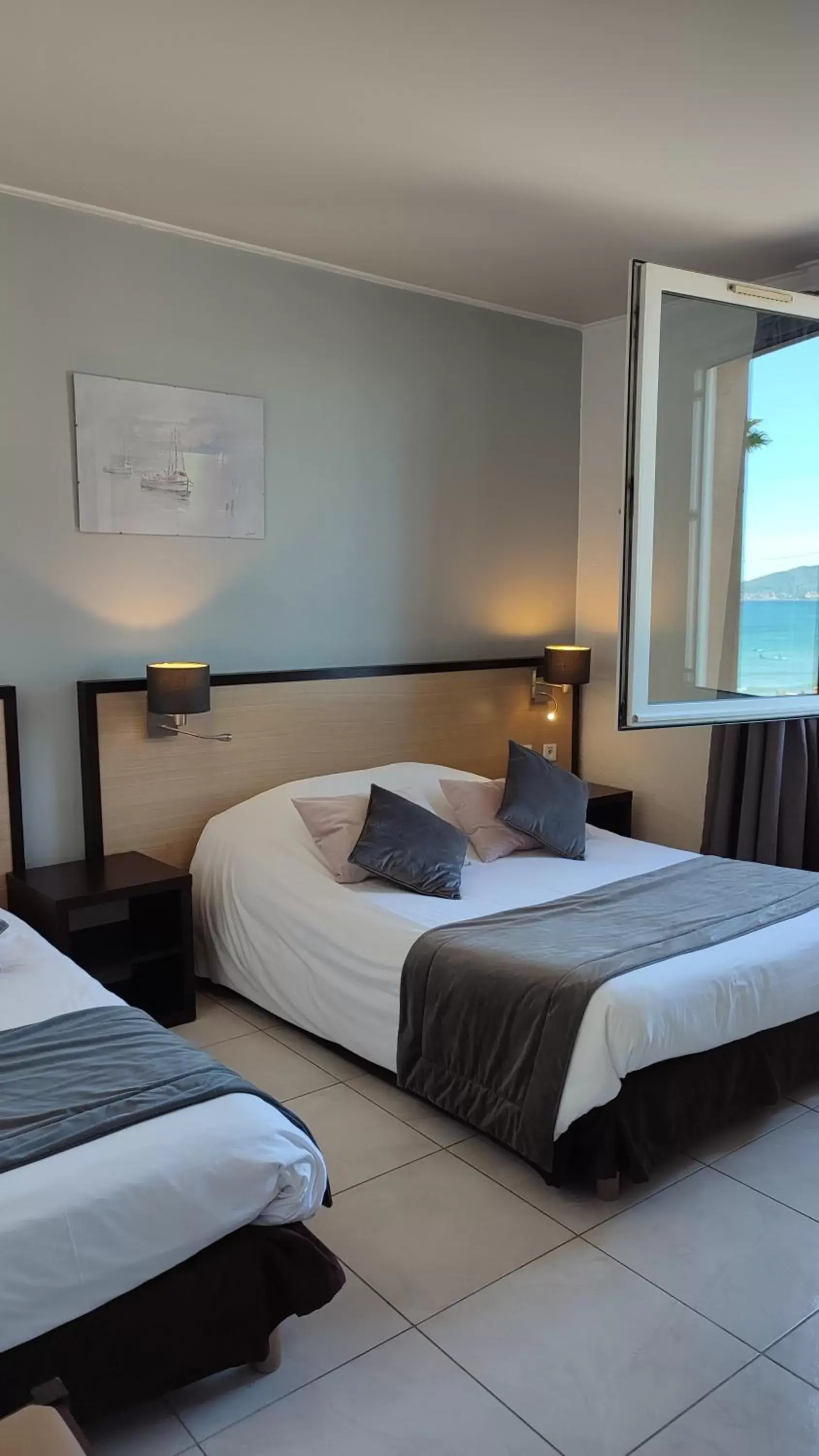 Classic Triple Room with courtyard view in Hotel Restaurant Miramar L'orchidée Classic Triple Room with courtyard view in Hotel Restaurant Miramar L'orchidée