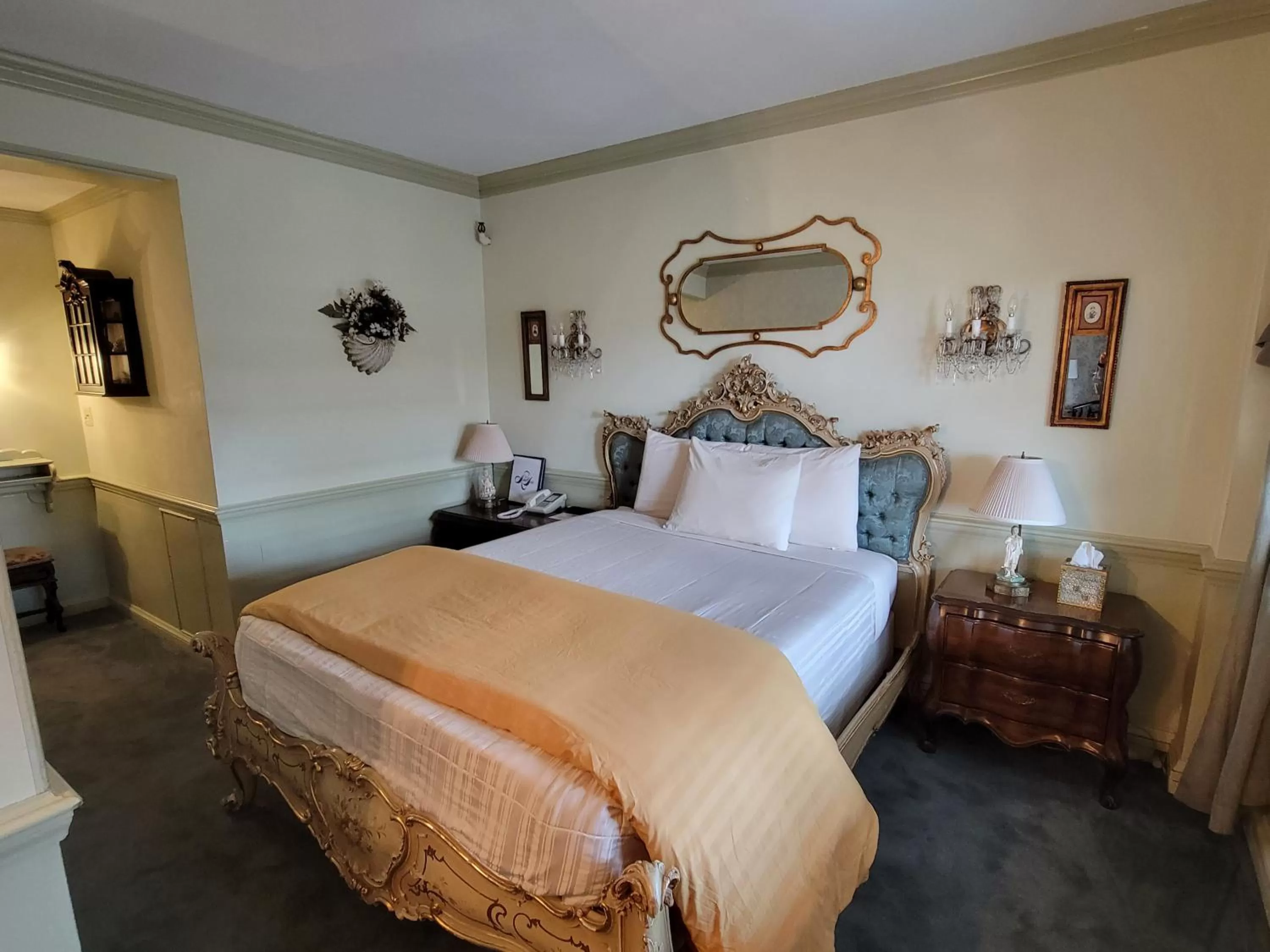 Large Double Room in Lowell Inn