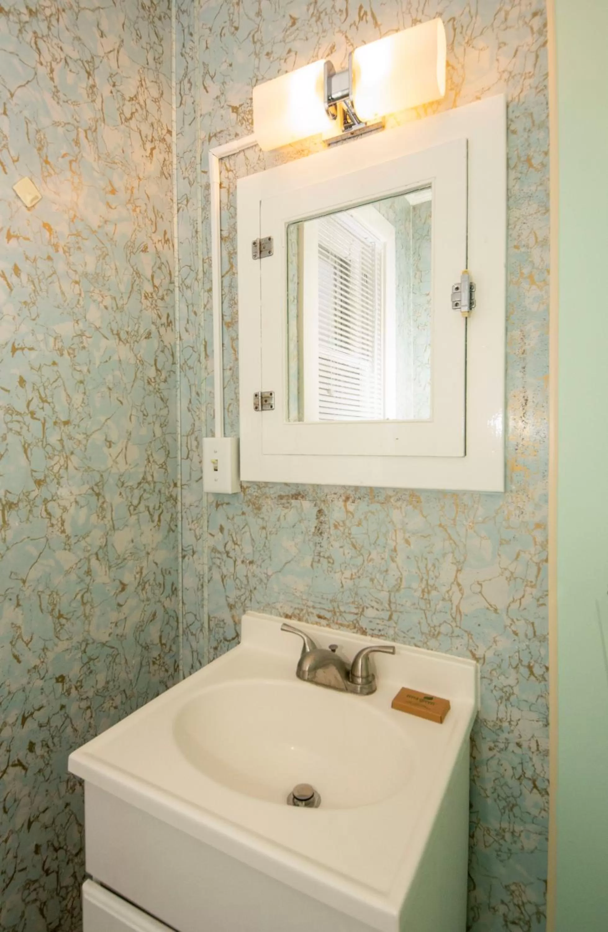 Simmons Motel and Suites