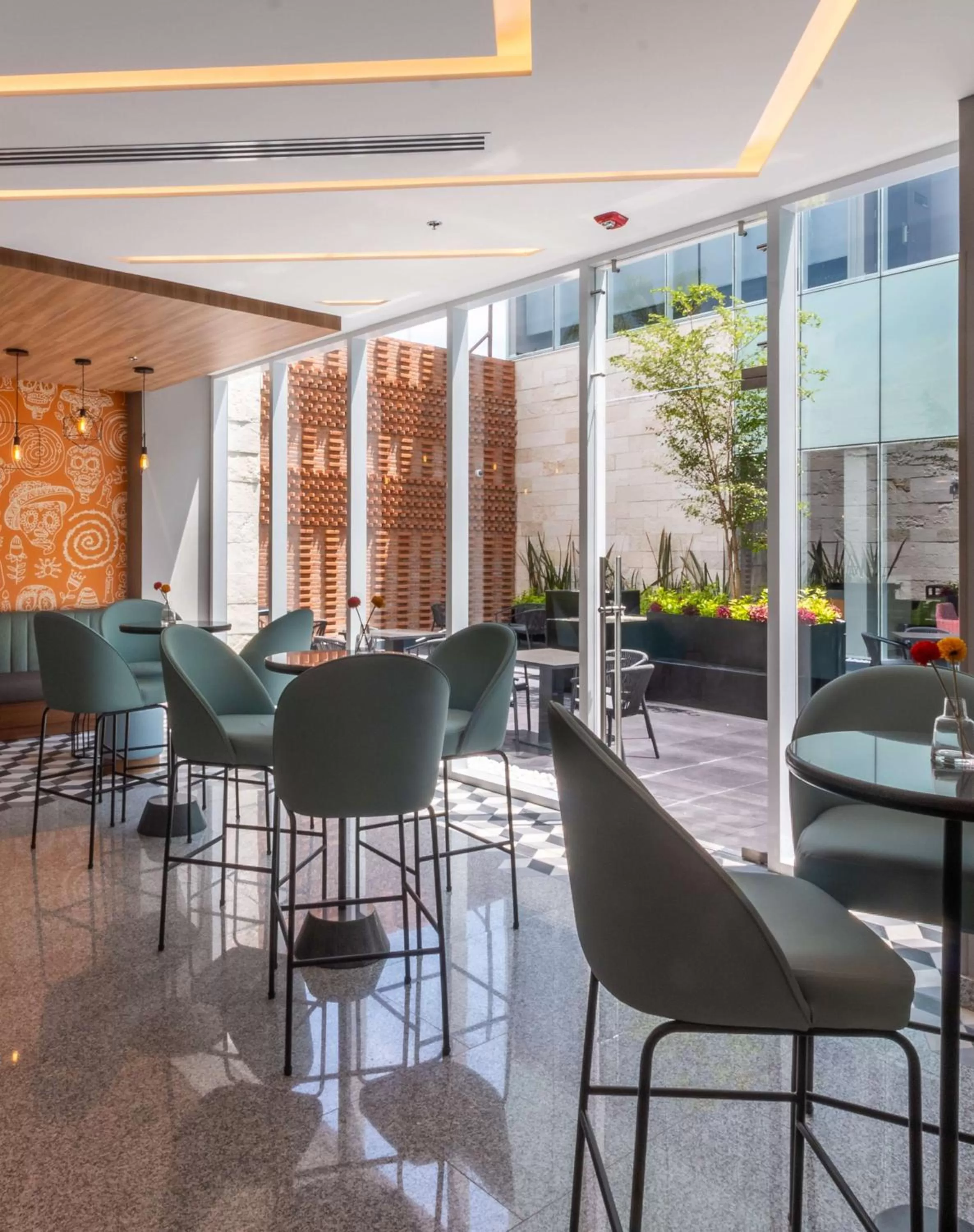 Lounge or bar in Hampton by Hilton Aguascalientes Downtown