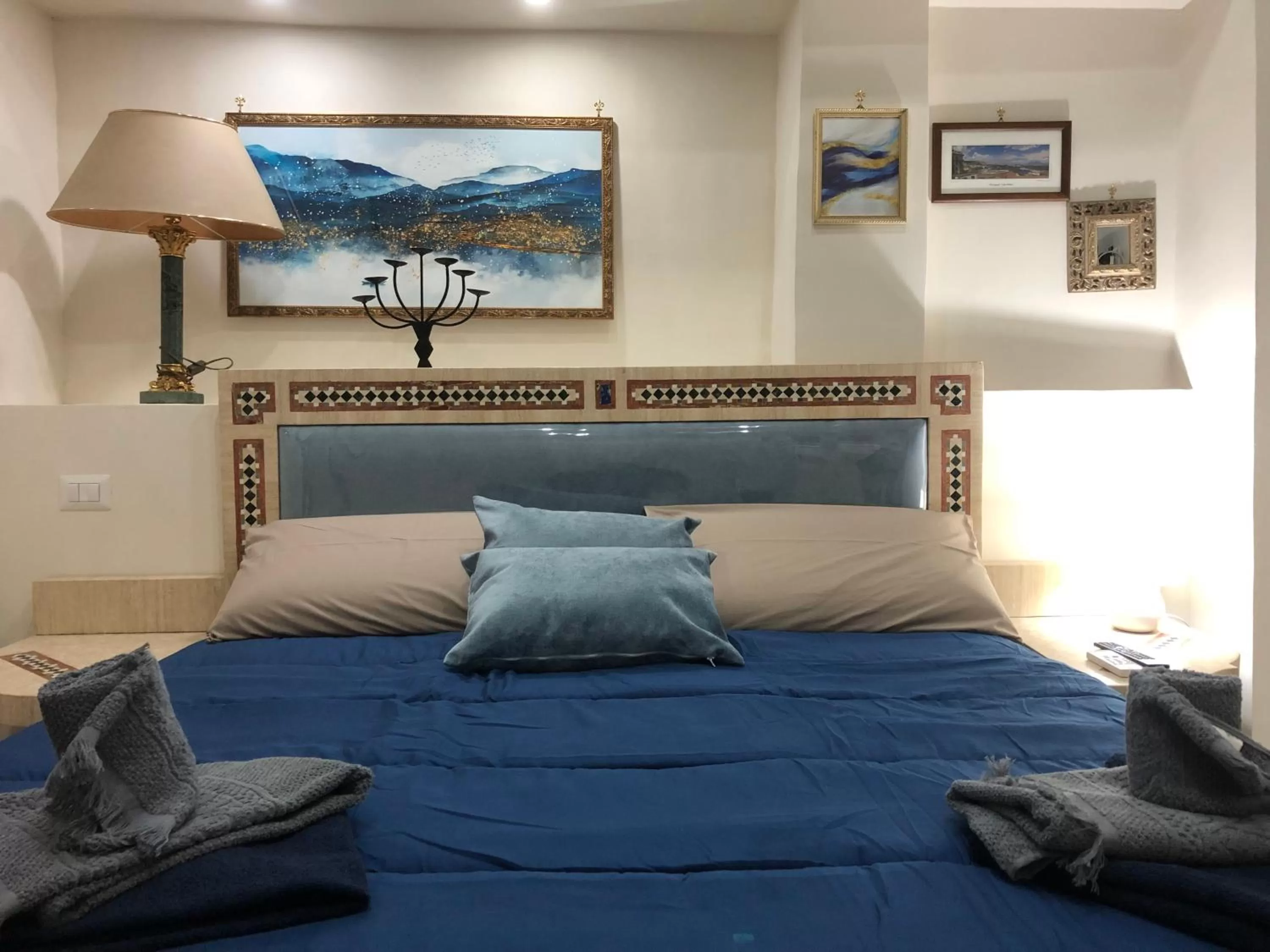 Bedroom, Bed in cavour 58