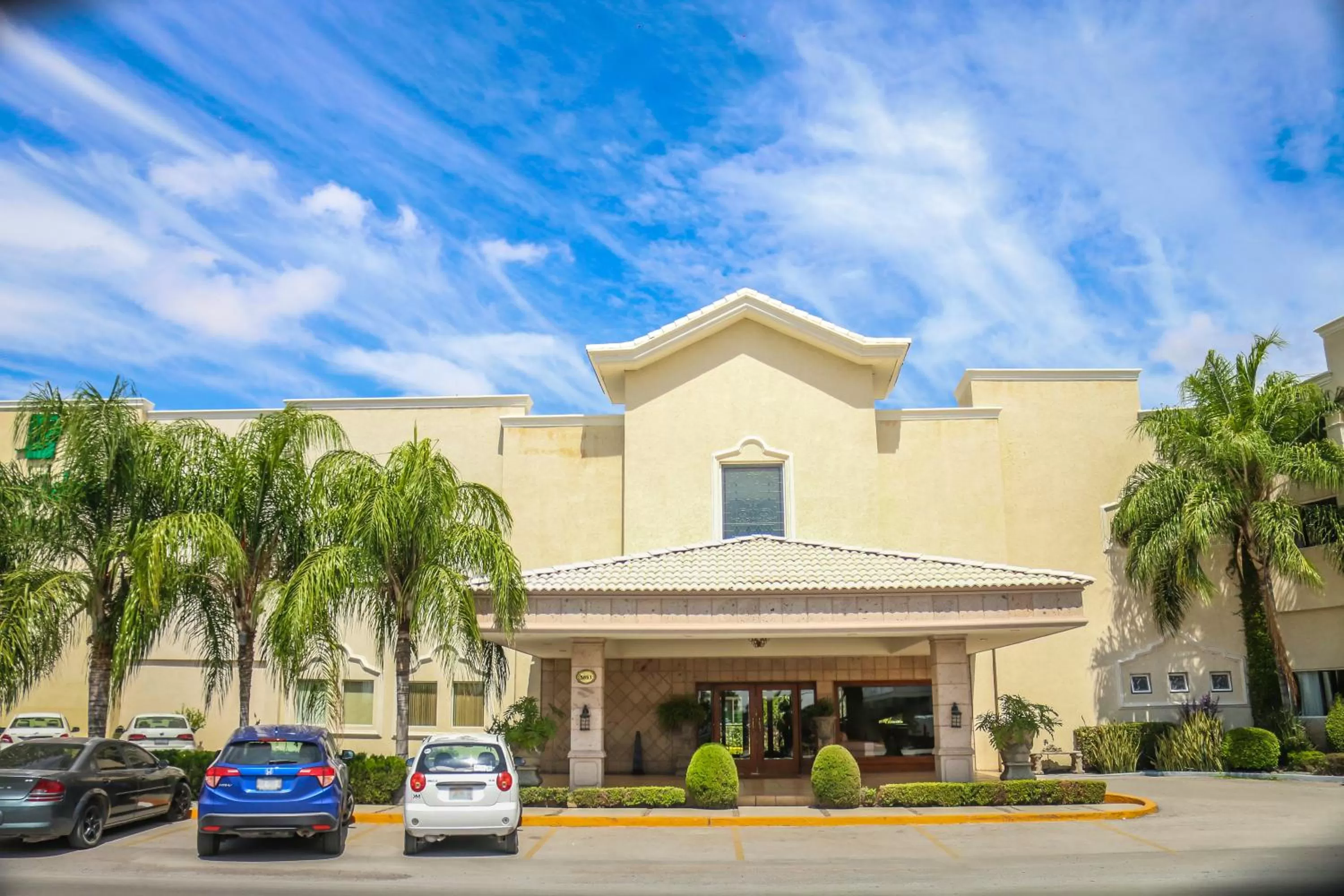 Facade/entrance in Fresno Galerias