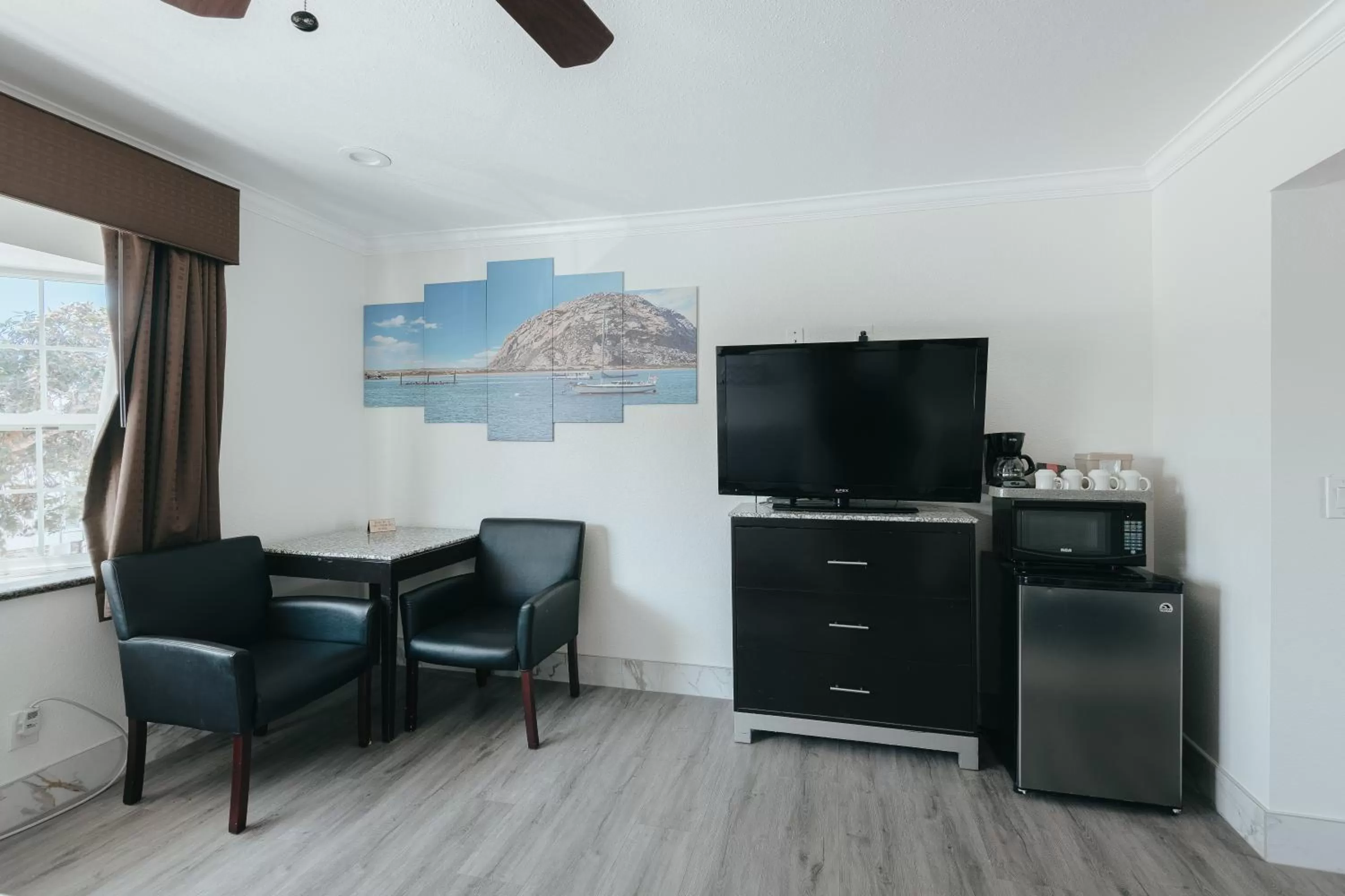 TV and multimedia in Sea Air Inn & Suites - Downtown - Restaurant Row