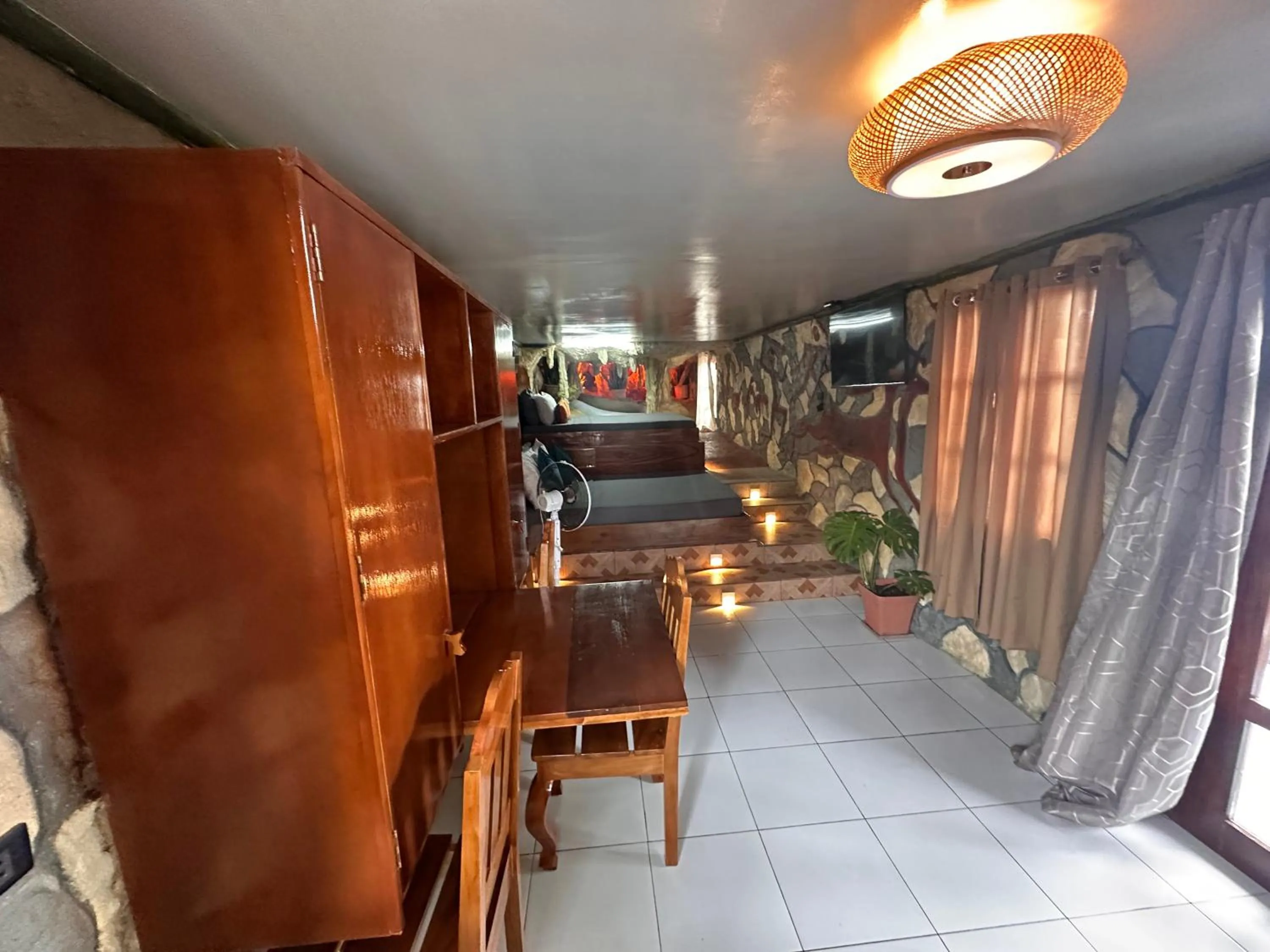 Photo of the whole room in Gratum Beach Resort