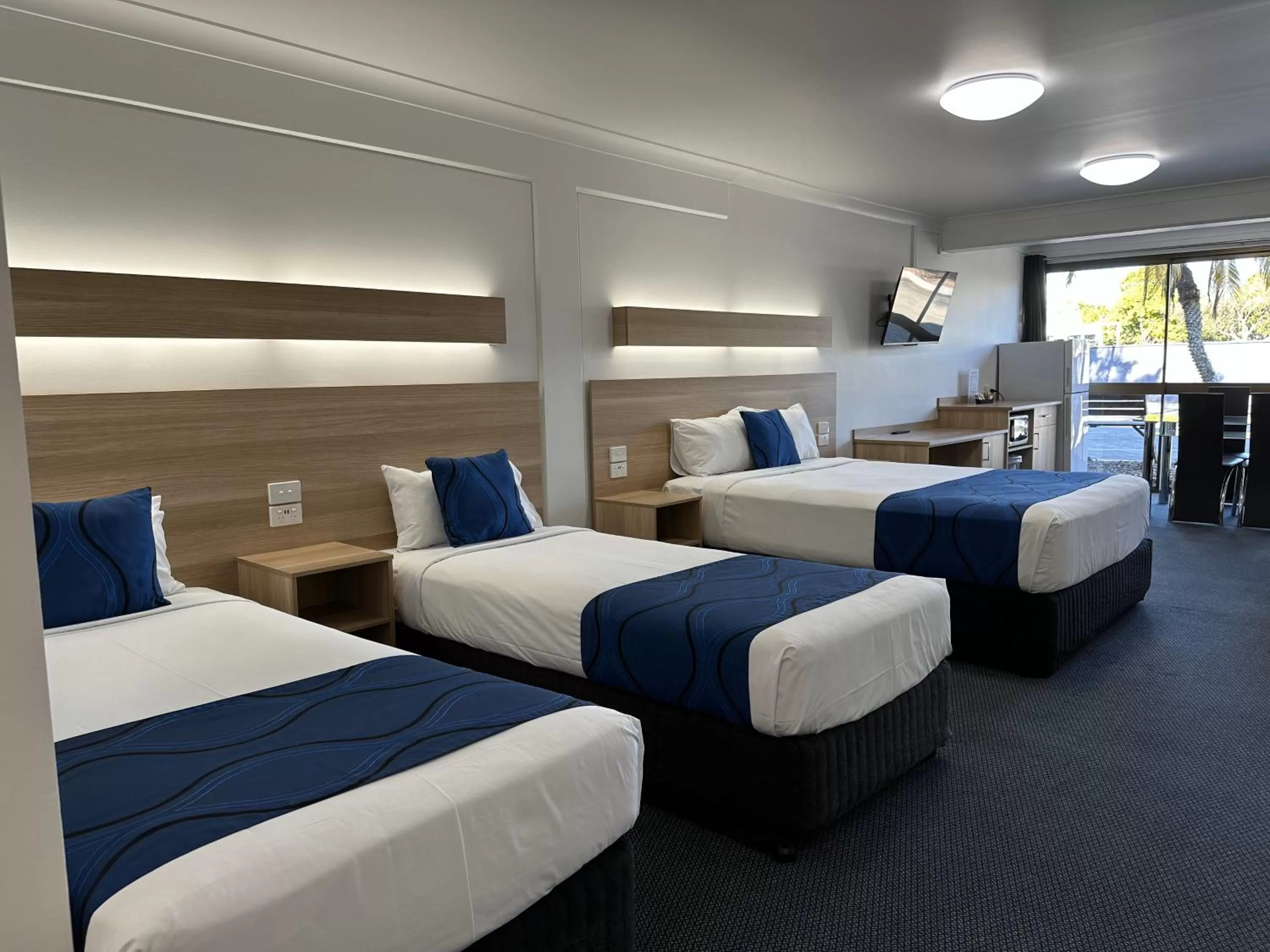 Photo of the whole room, Bed in Logan City Motor Inn