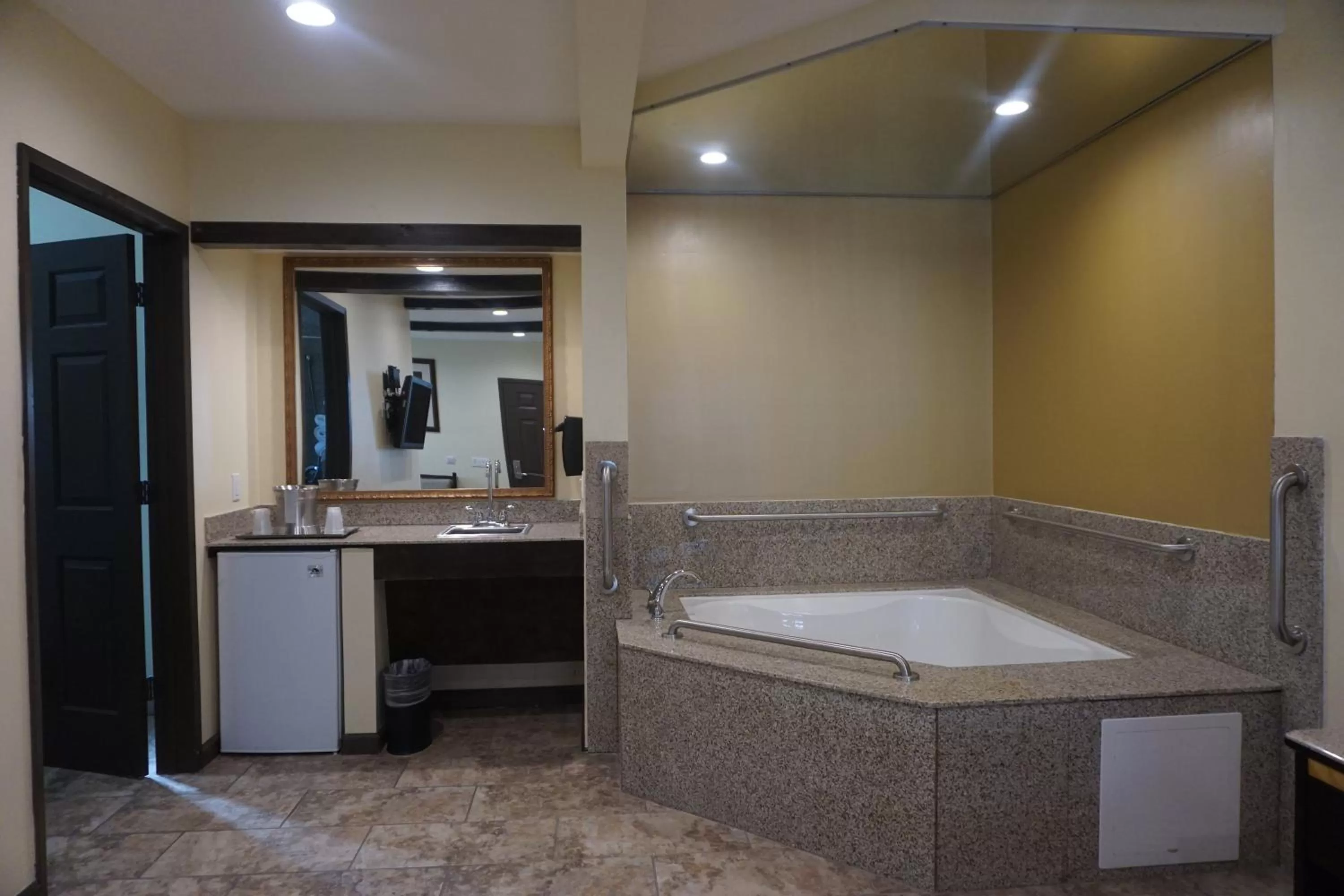 Hot Tub in Tuscan Garden Inn