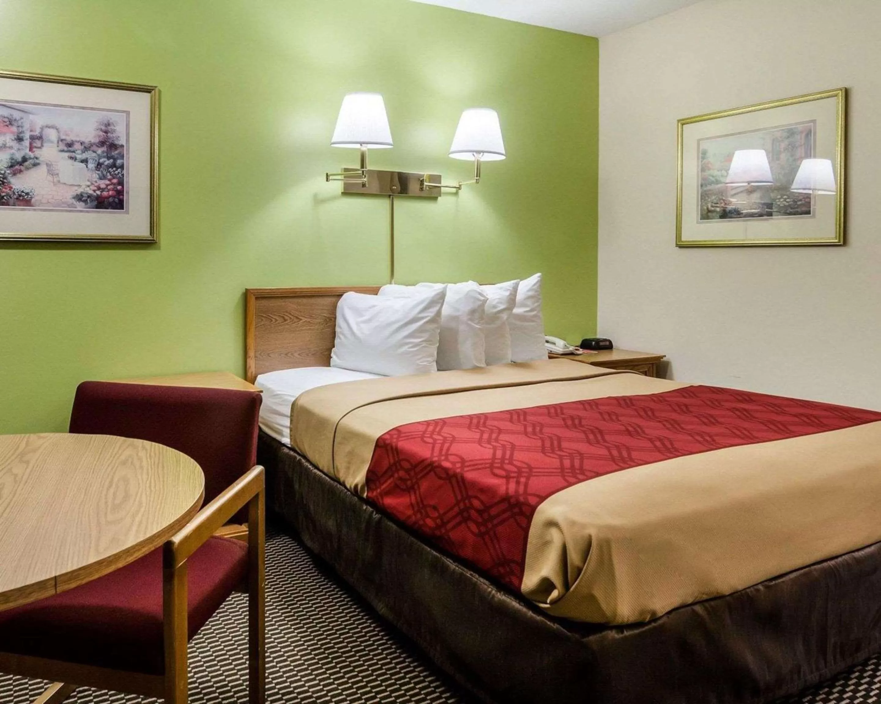 Bedroom, Bed in Econo Lodge Lawrence near University