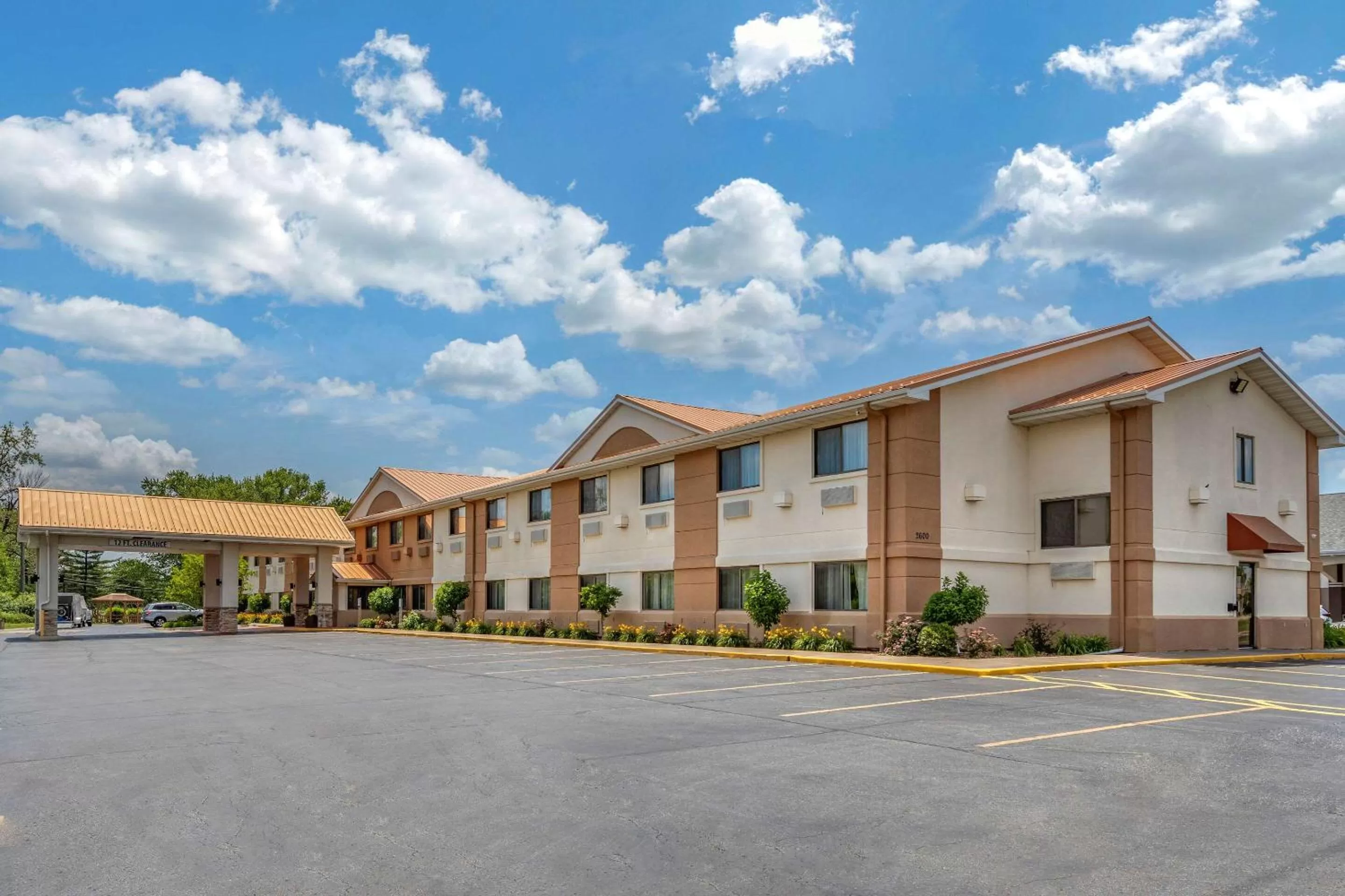 Property building in Comfort Inn Moline - Quad Cities