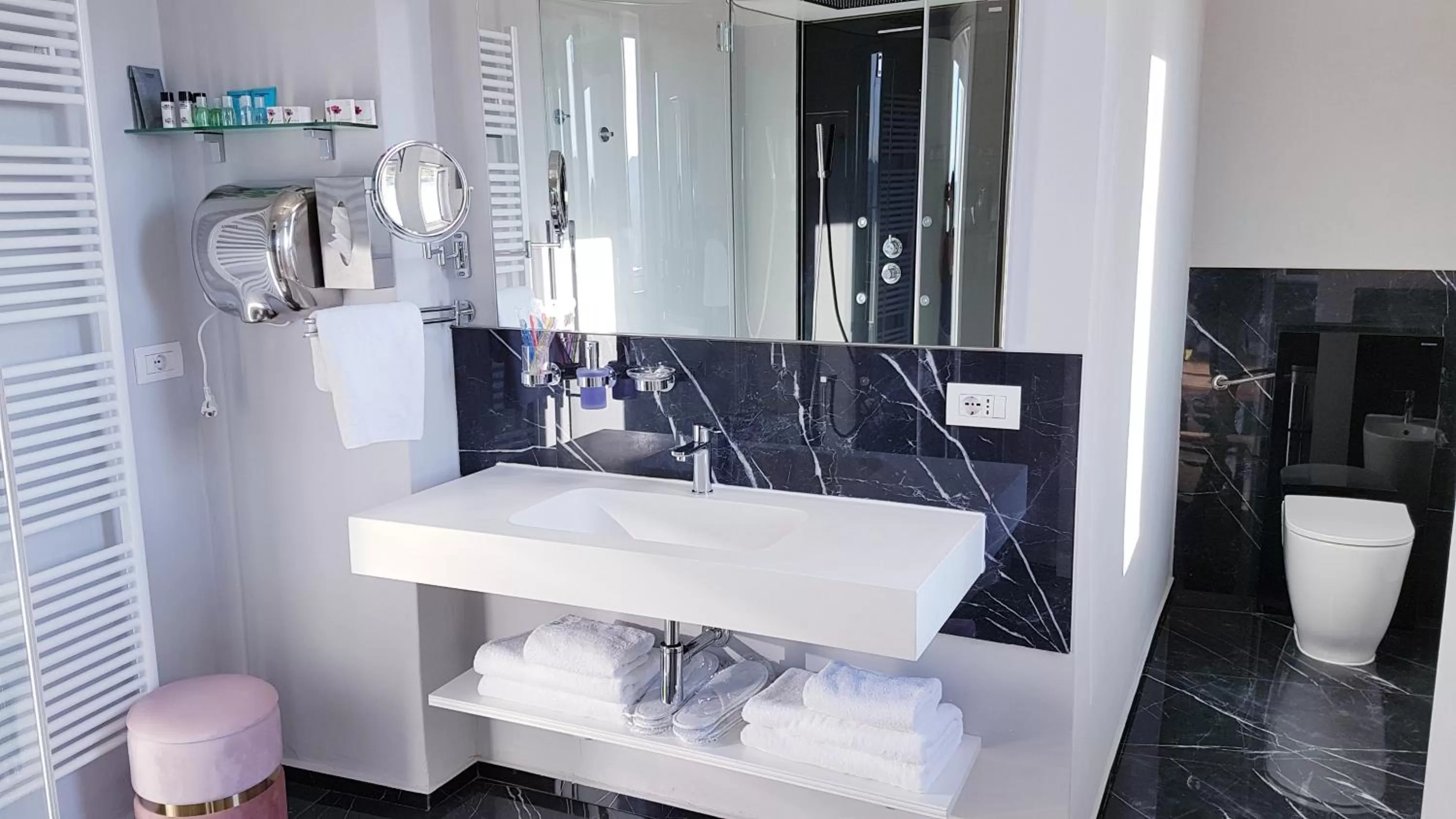 Toilet in Villa Bellavista Alba, B&B