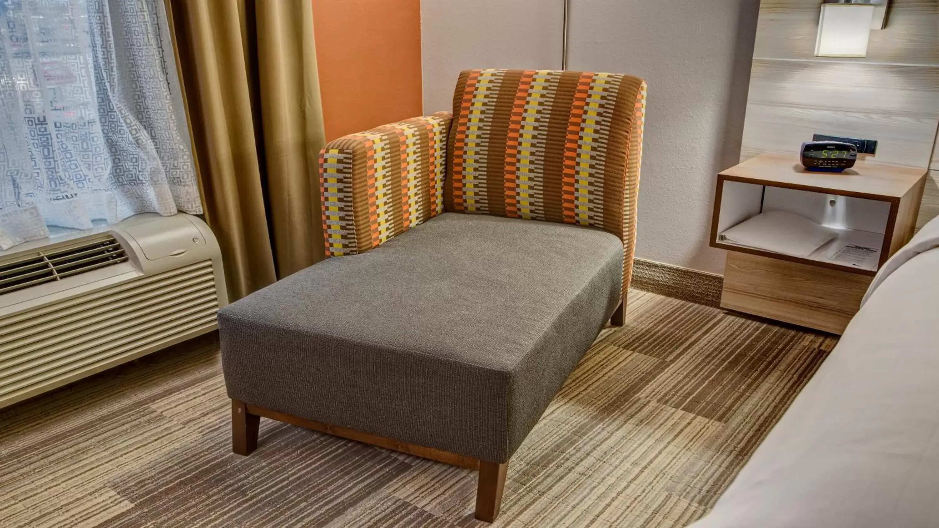 Standard Queen Room with Two Queen Beds in Holiday Inn Express Hotel & Suites London by IHG Standard Queen Room with Two Queen Beds in Holiday Inn Express Hotel & Suites London by IHG