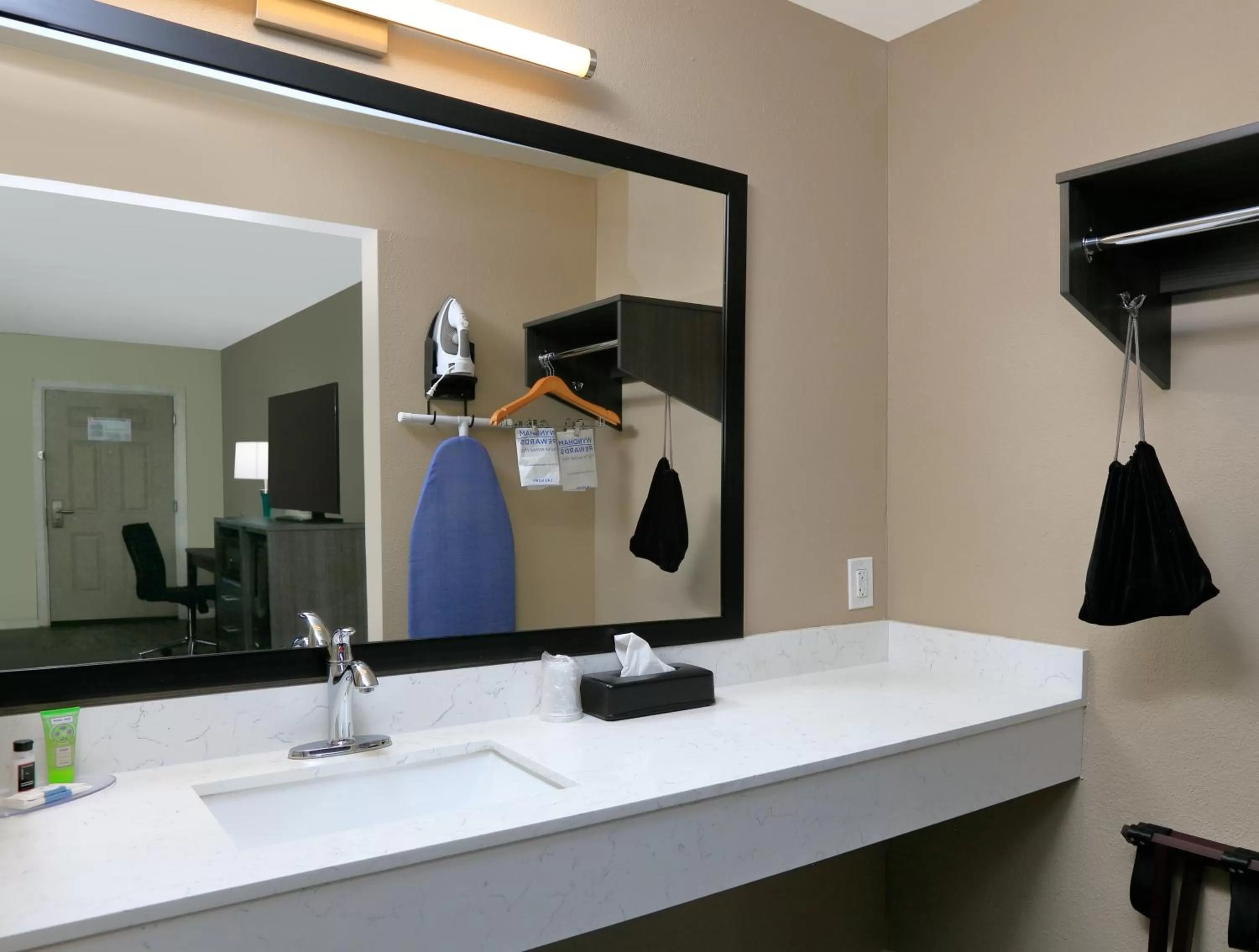 Bathroom in Super 8 by Wyndham Victoria - South - Hwy 59