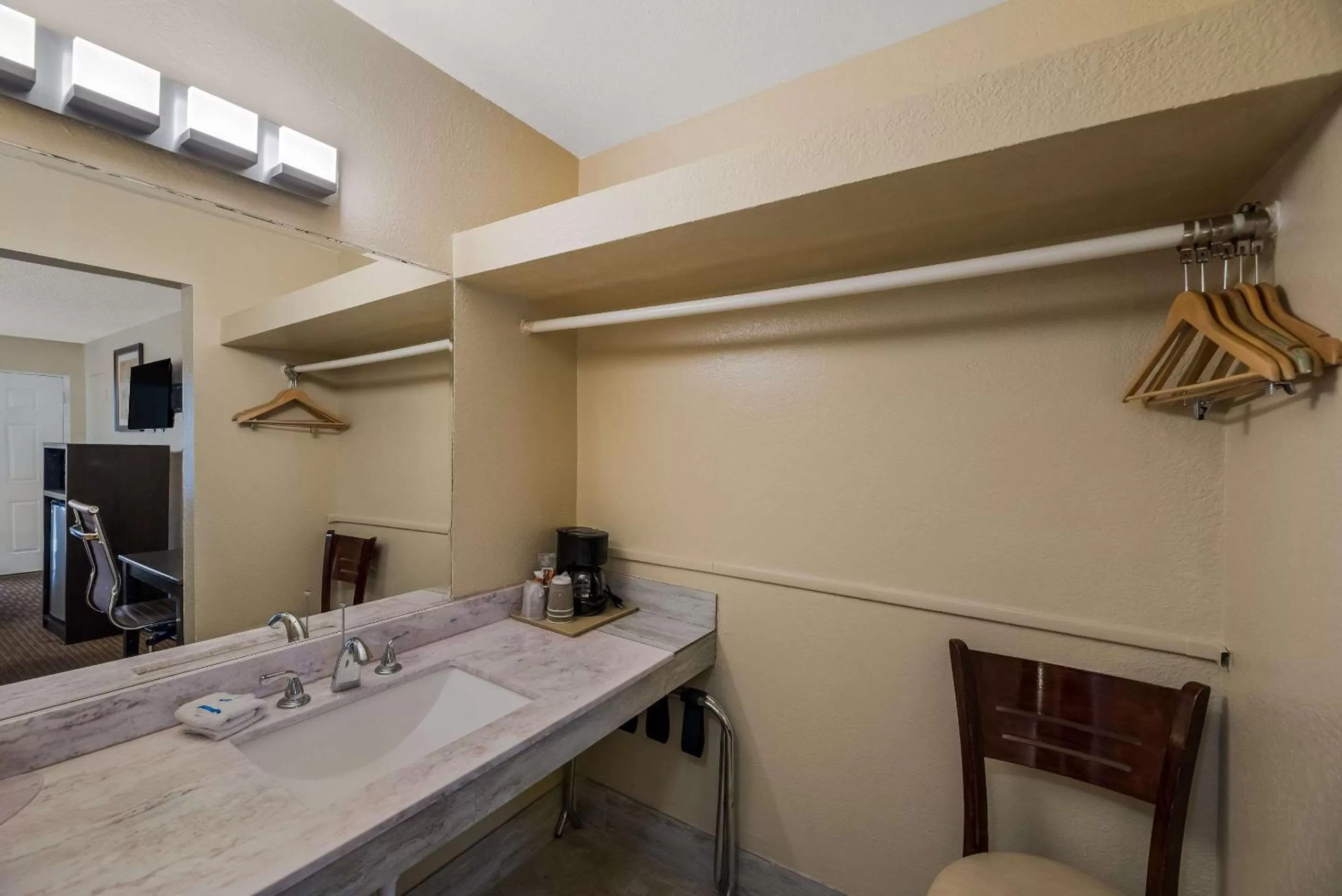 Bedroom in Rodeway Inn Flagstaff-Downtown