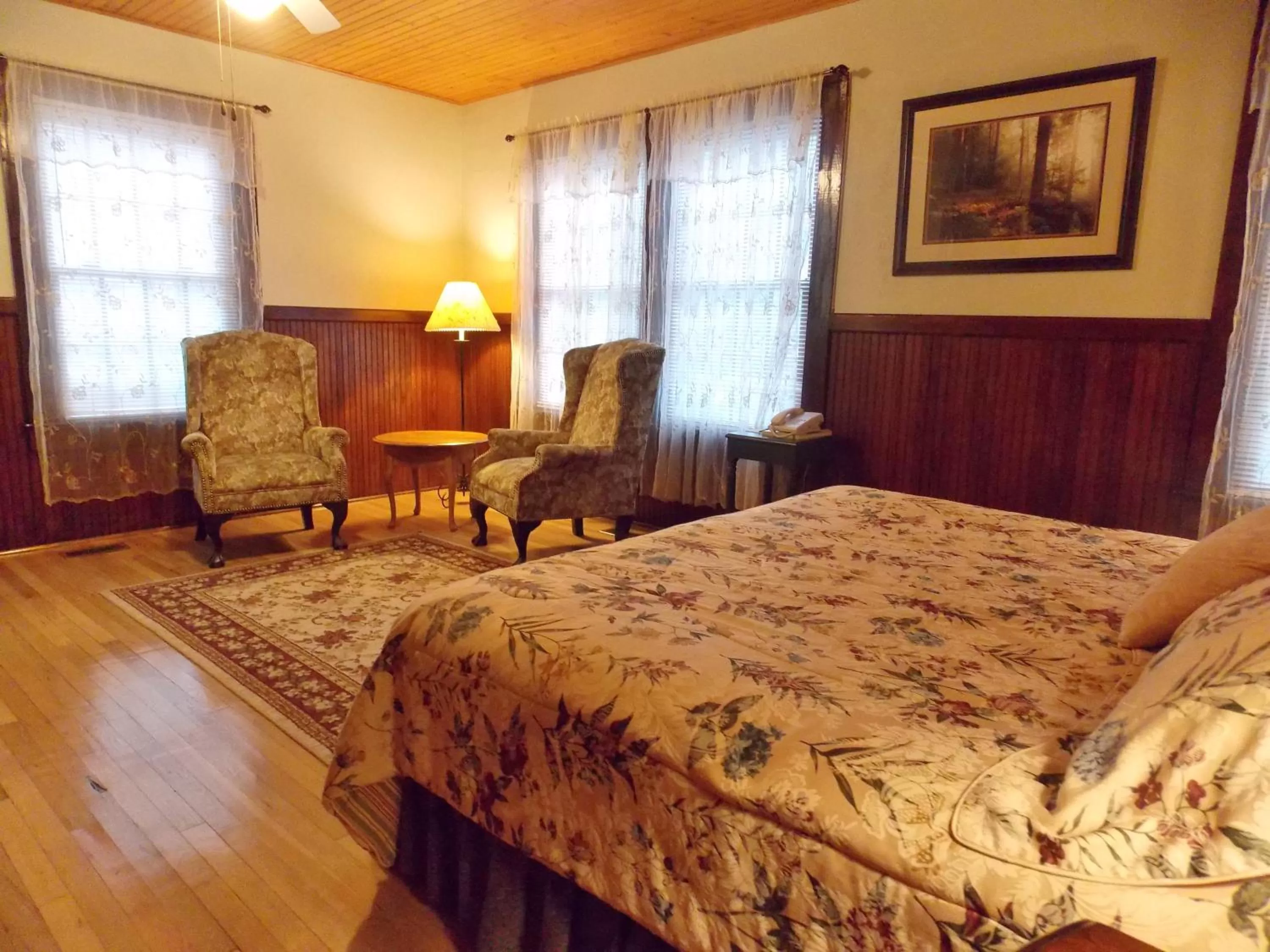 Bed in Highland Lake Inn & Resort - Flat Rock
