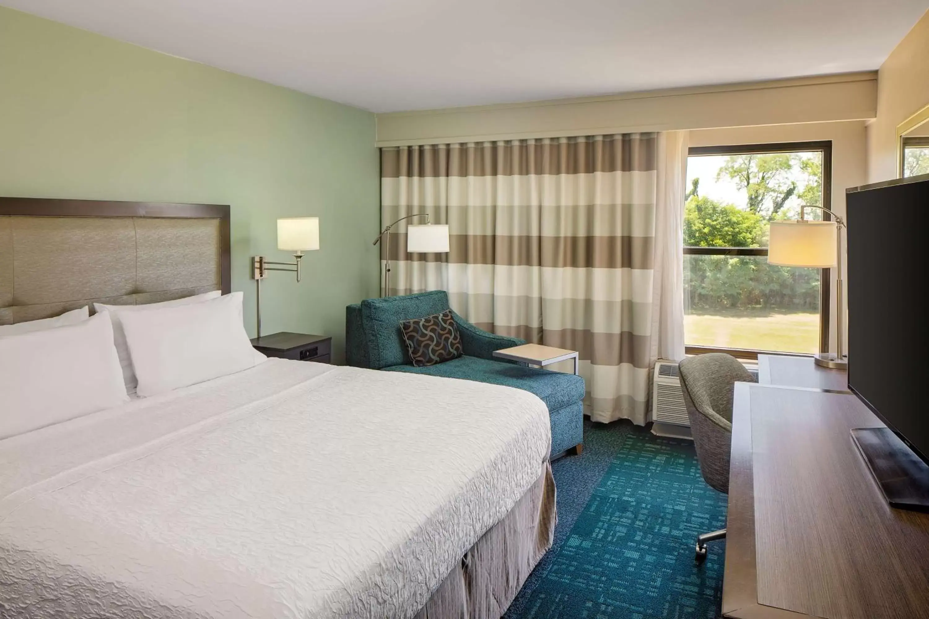 King Room with Accessible Tub - Mobility and Hearing Access/Non-Smoking in Hampton Inn & Suites Nashville-Airport King Room with Accessible Tub - Mobility and Hearing Access/Non-Smoking in Hampton Inn & Suites Nashville-Airport