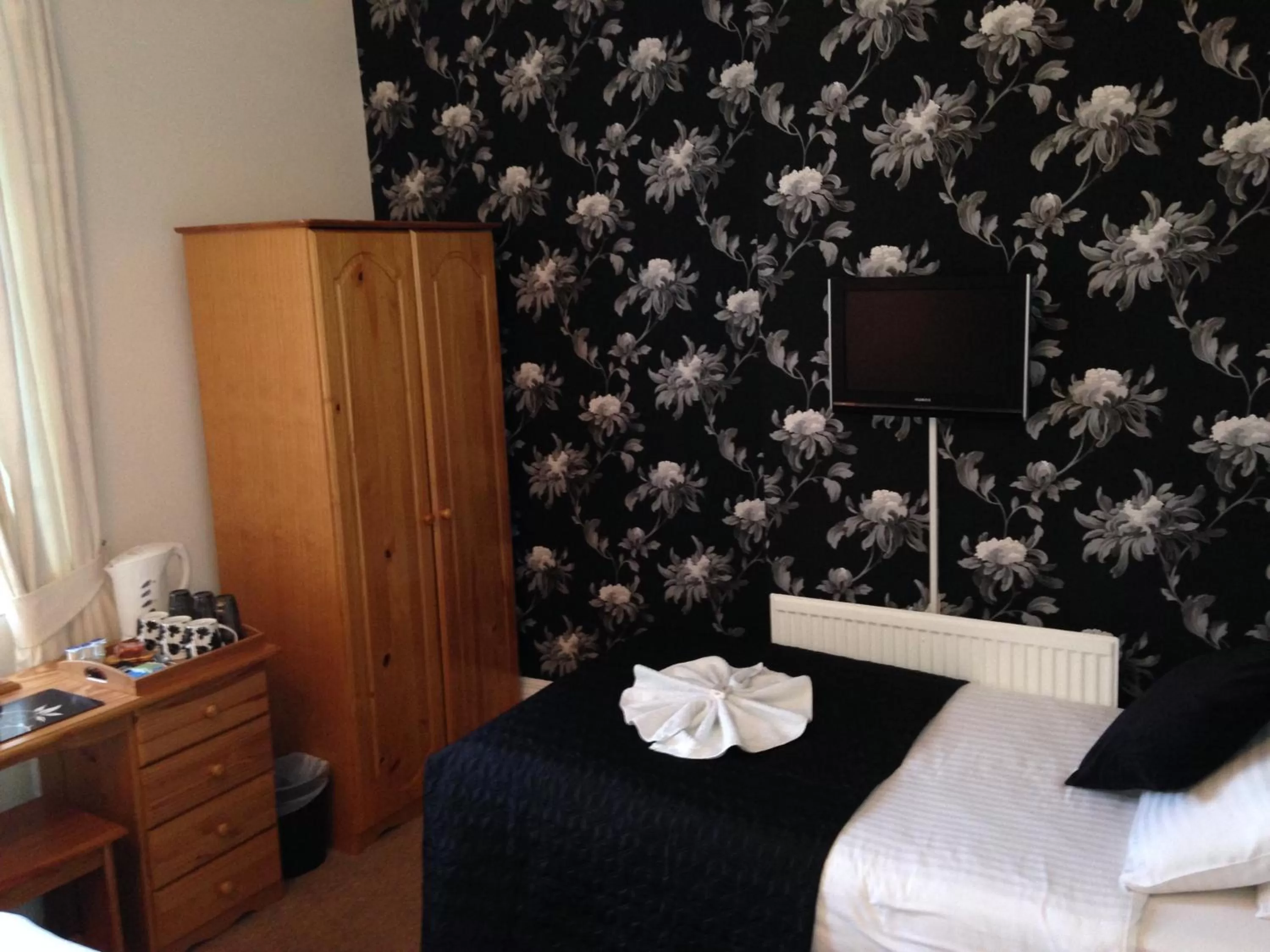 Photo of the whole room, Bed in Atlantis