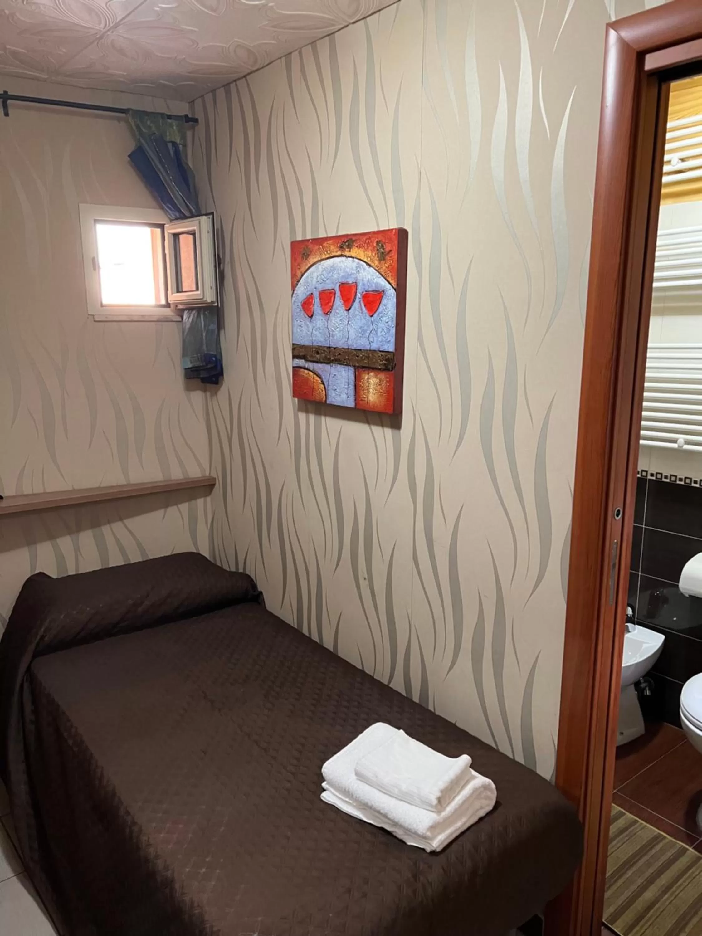 Photo of the whole room, Bed in Golden Dreams B&B