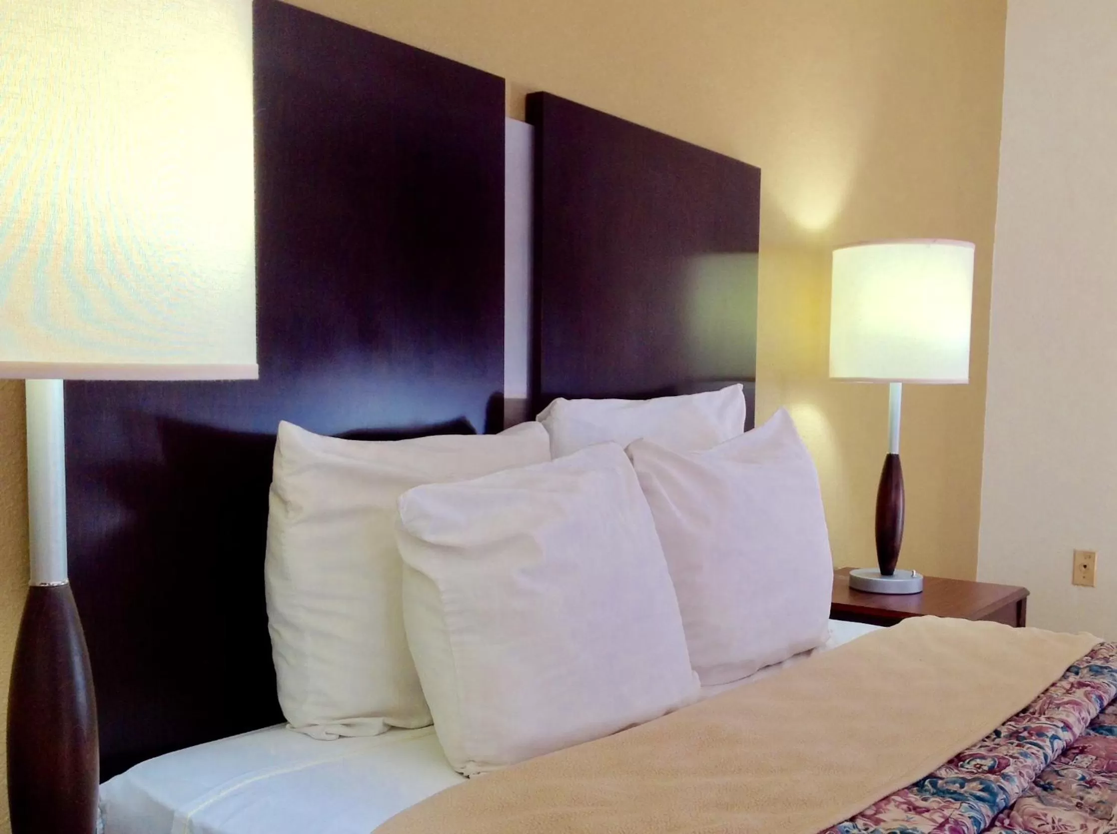 Bedroom, Bed in Knights Inn Longview