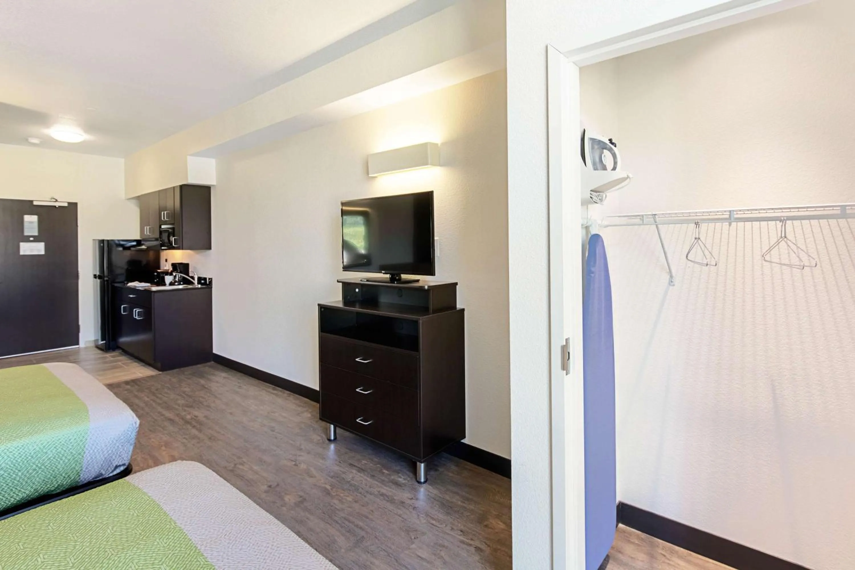 Photo of the whole room, Bed in Studio 6 Austin Airport